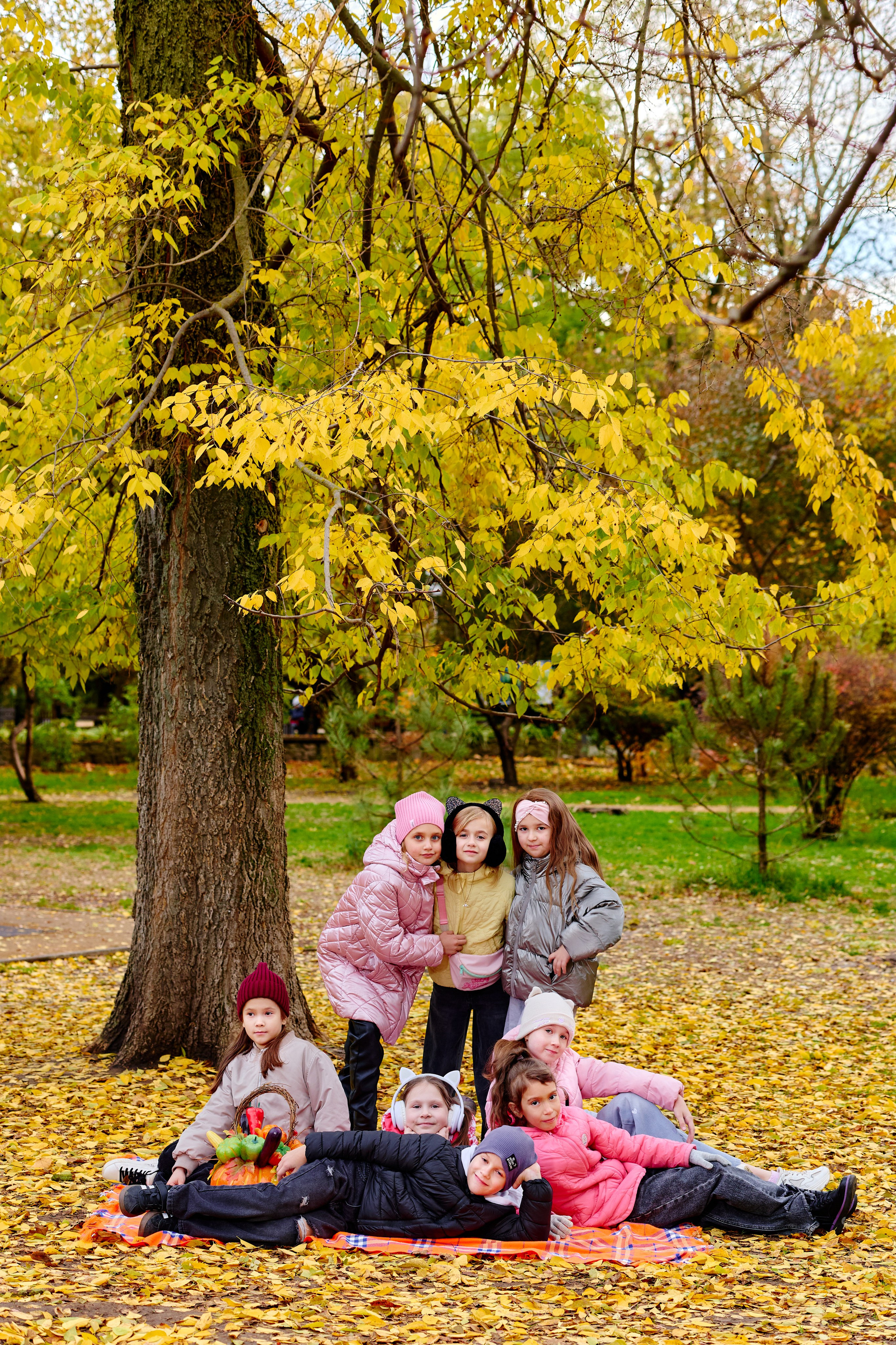 Прогулка в парке классом. Фотограф Выпускные альбомы Таганрог Сергей Коробченко
