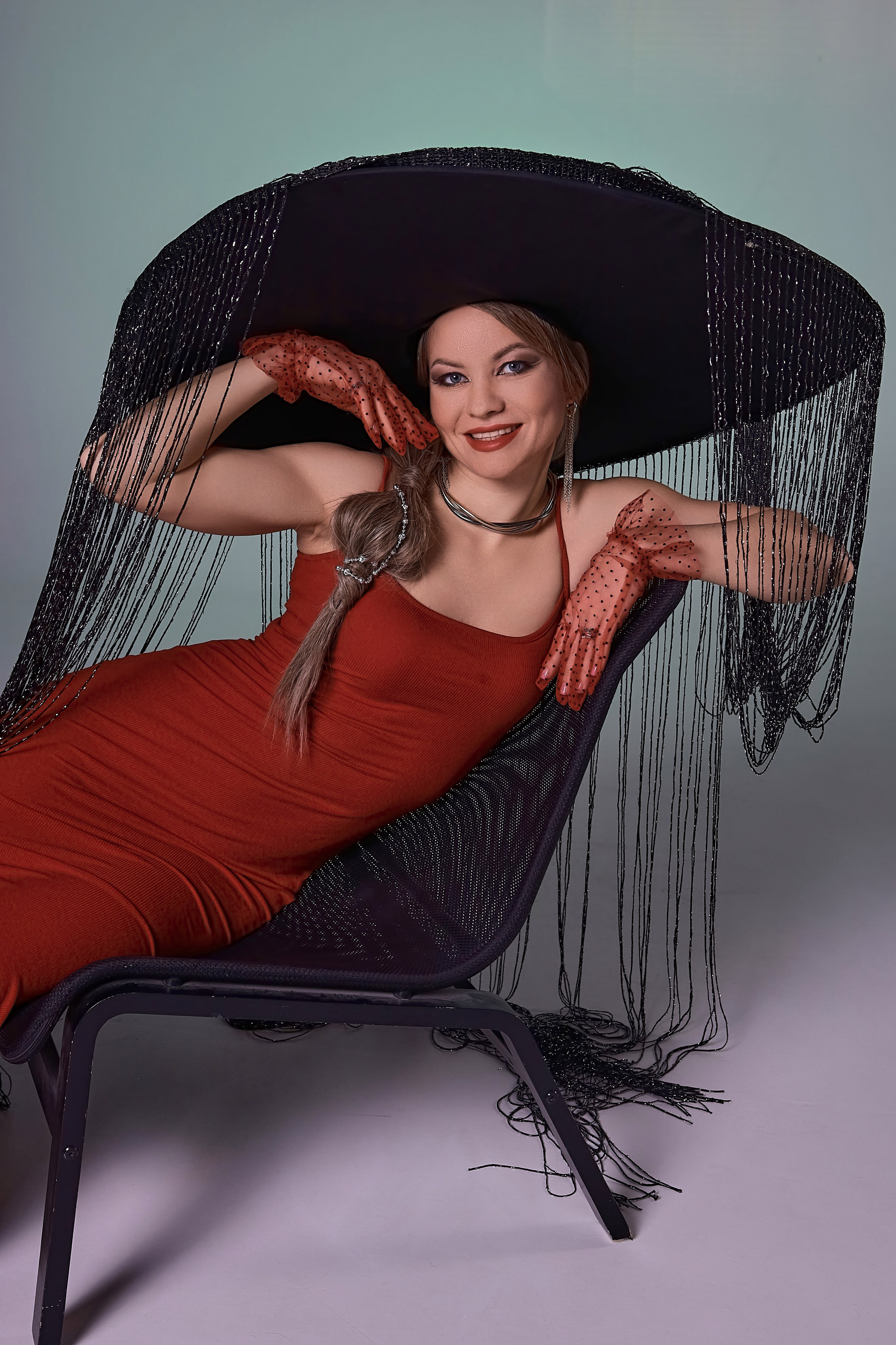 Портретная студийная фотосессия в шикарной шляпе. Семейный и свадебный фотограф в Краснодаре Михеева Светлана