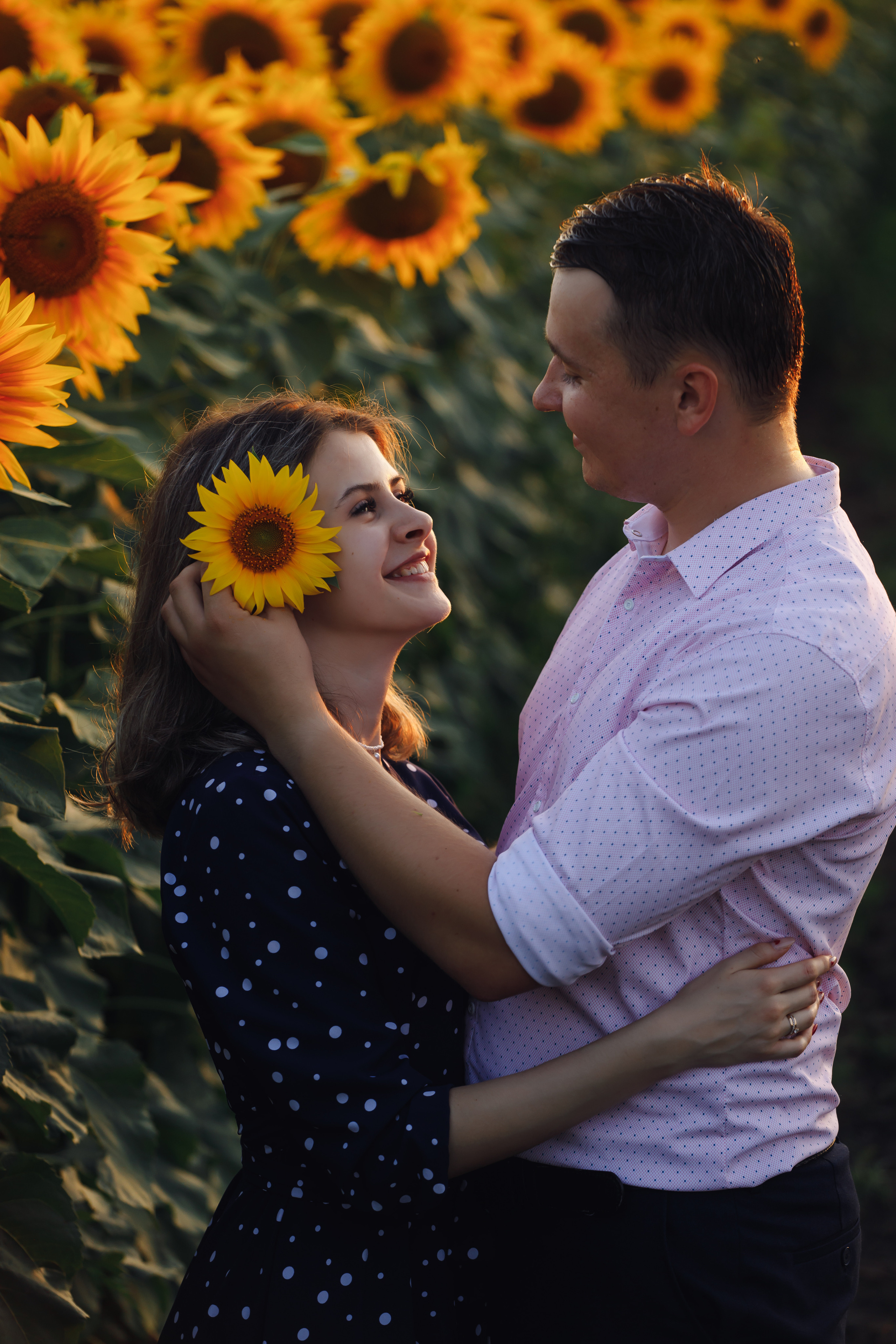 Парная фотосессия в поле подсолнухов 