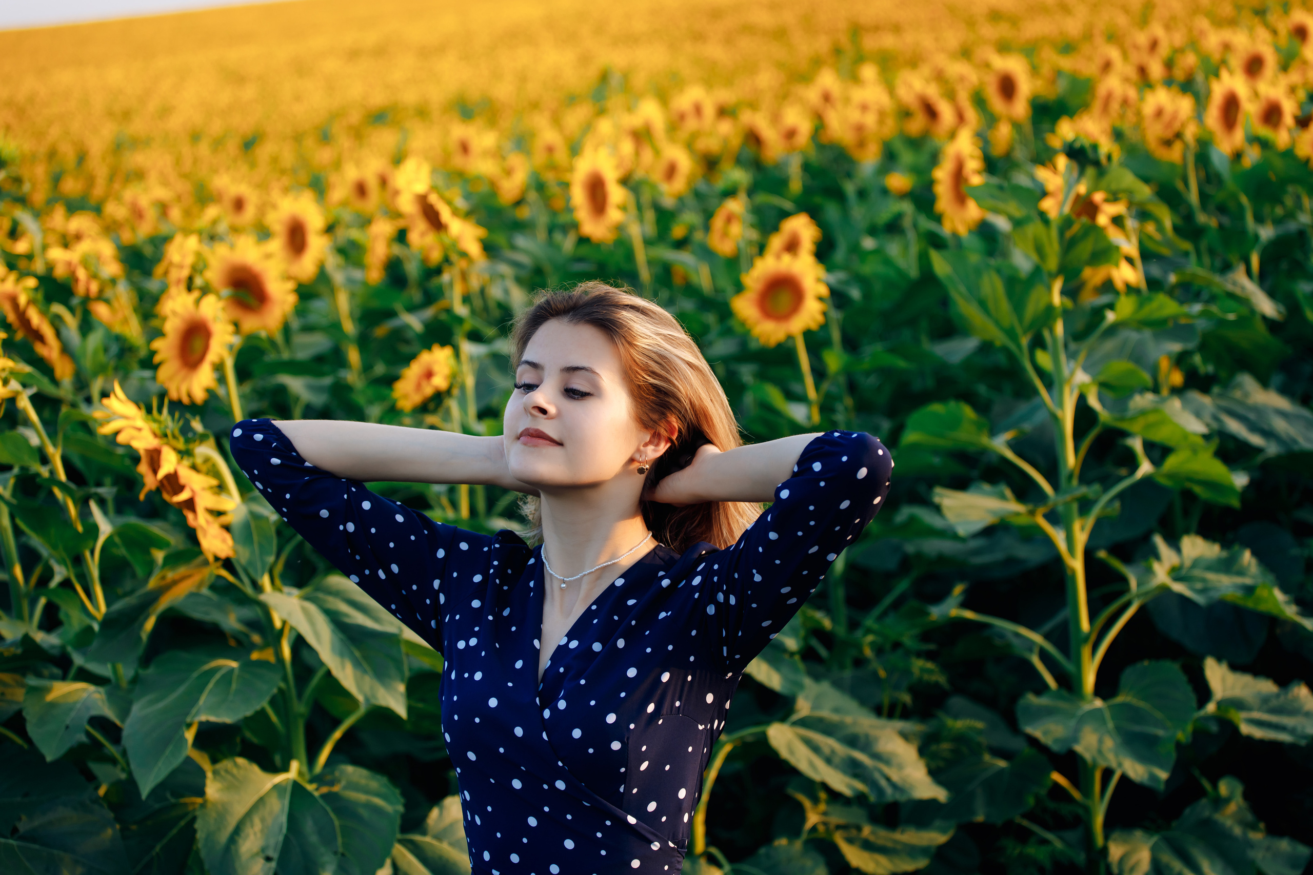 Женский портерт в поле подсолнухов