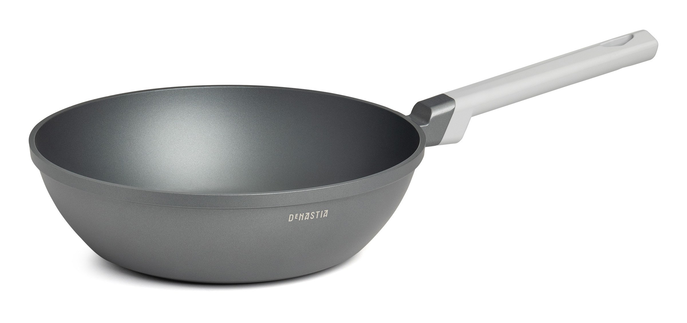 Сковородка с антипригарным покрытием на белом | Фото для карточки Ozon