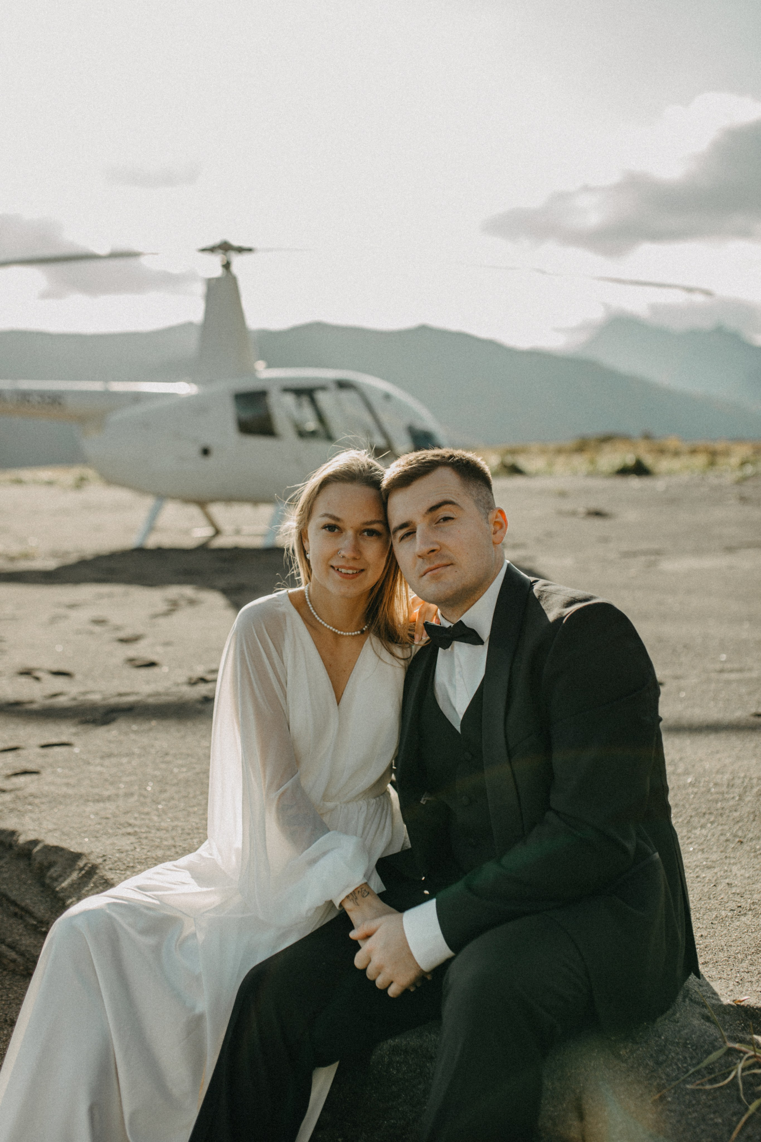 Вертолетный полет Бухта Жировая. Свадебное фото и видео на Камчатке. Туристические маршруты