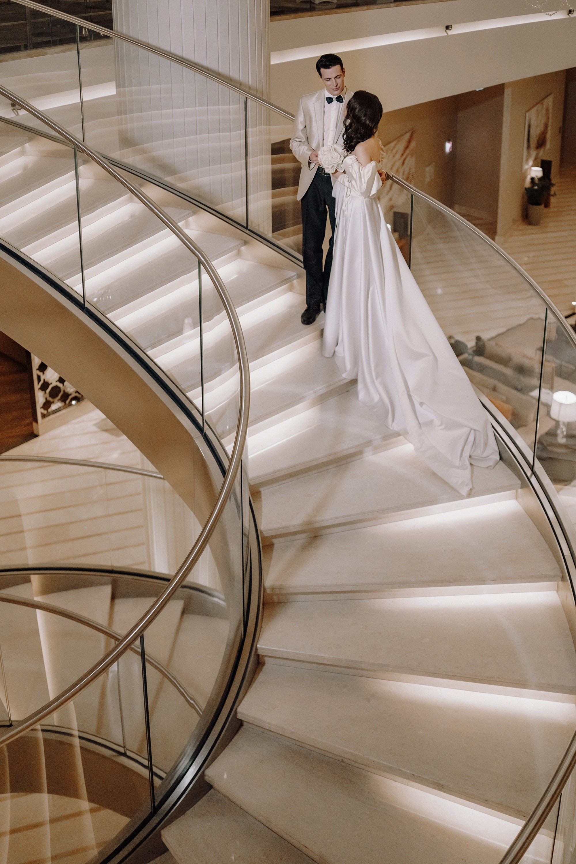 Фотосессия свадьбы на лестнице в Hyatt Regency Moscow Petrovsky Park. Свадебный и семейный фотограф в Москве Светлана Зоткина