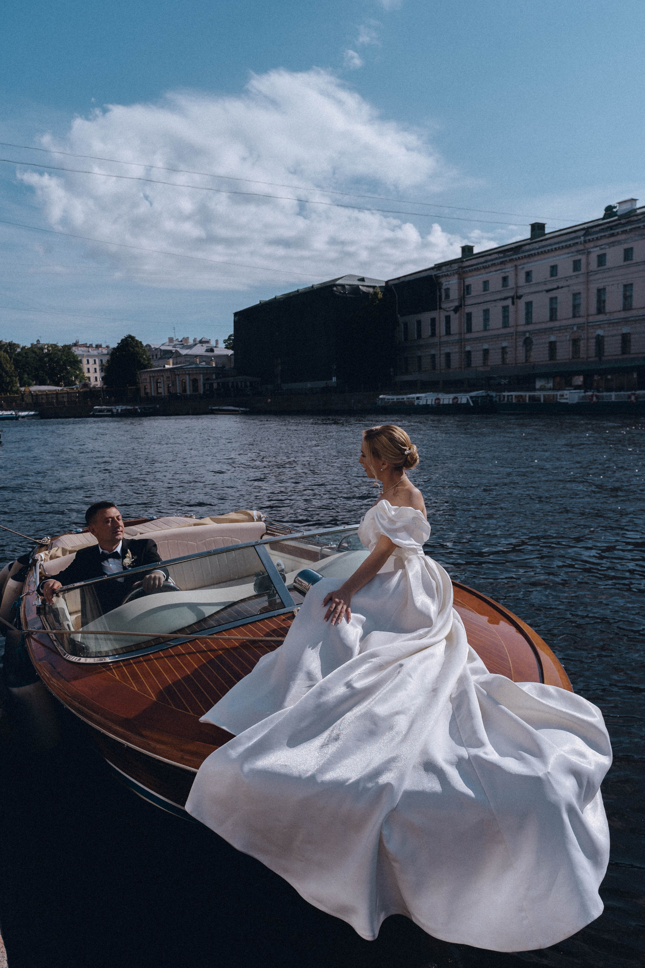 СВАДЕНБНАЯ СЬЕМКА НА КАТЕРЕ ПО КАНАЛАМ САНКТ-ПЕТЕРБУРГА И В АКВАТОРИИ НЕВЫ. Профессиональный фотограф, Санкт-Петербург — Виктория Богомолова