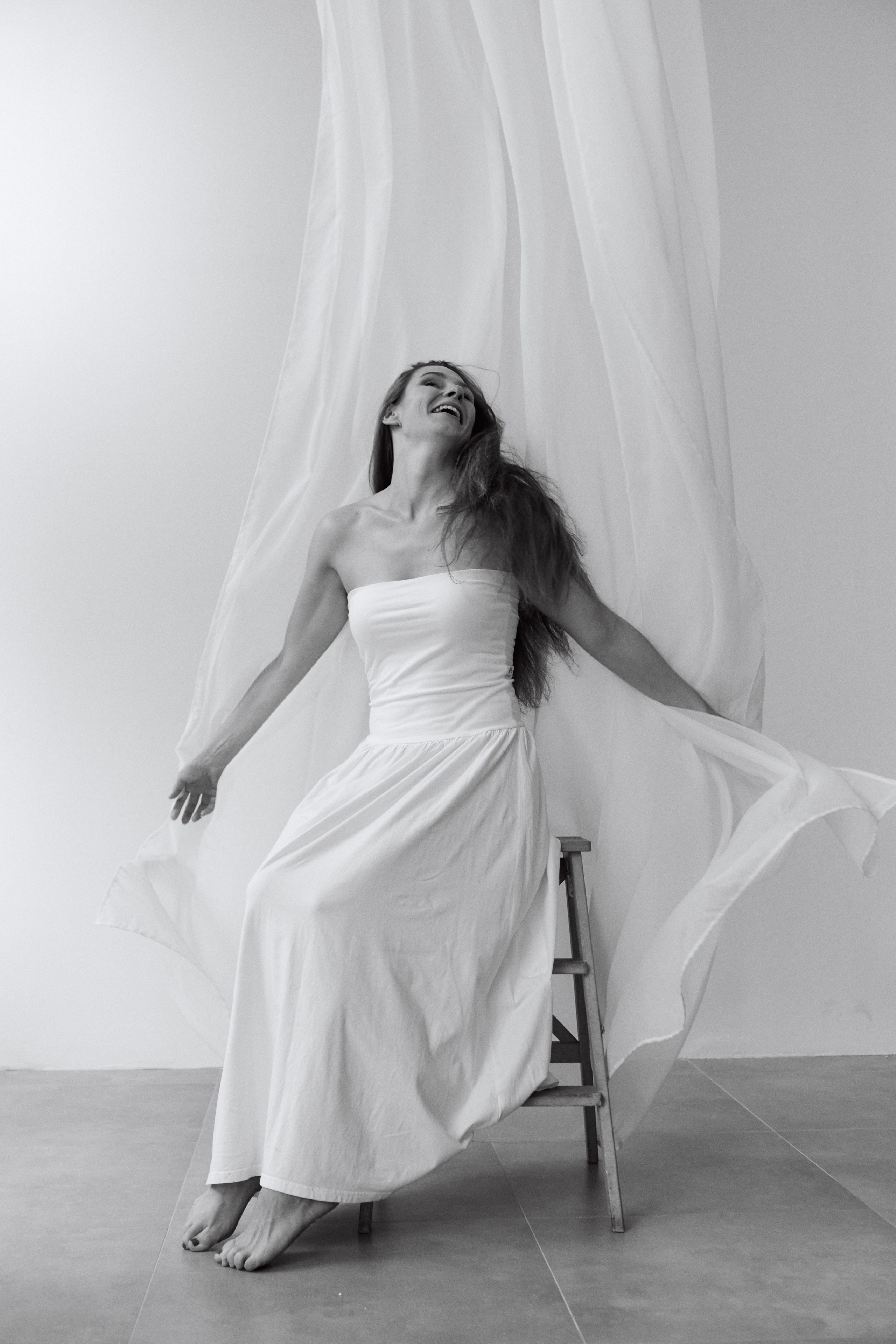 нежная и минималистичная женская фотосессия в студии в Москве