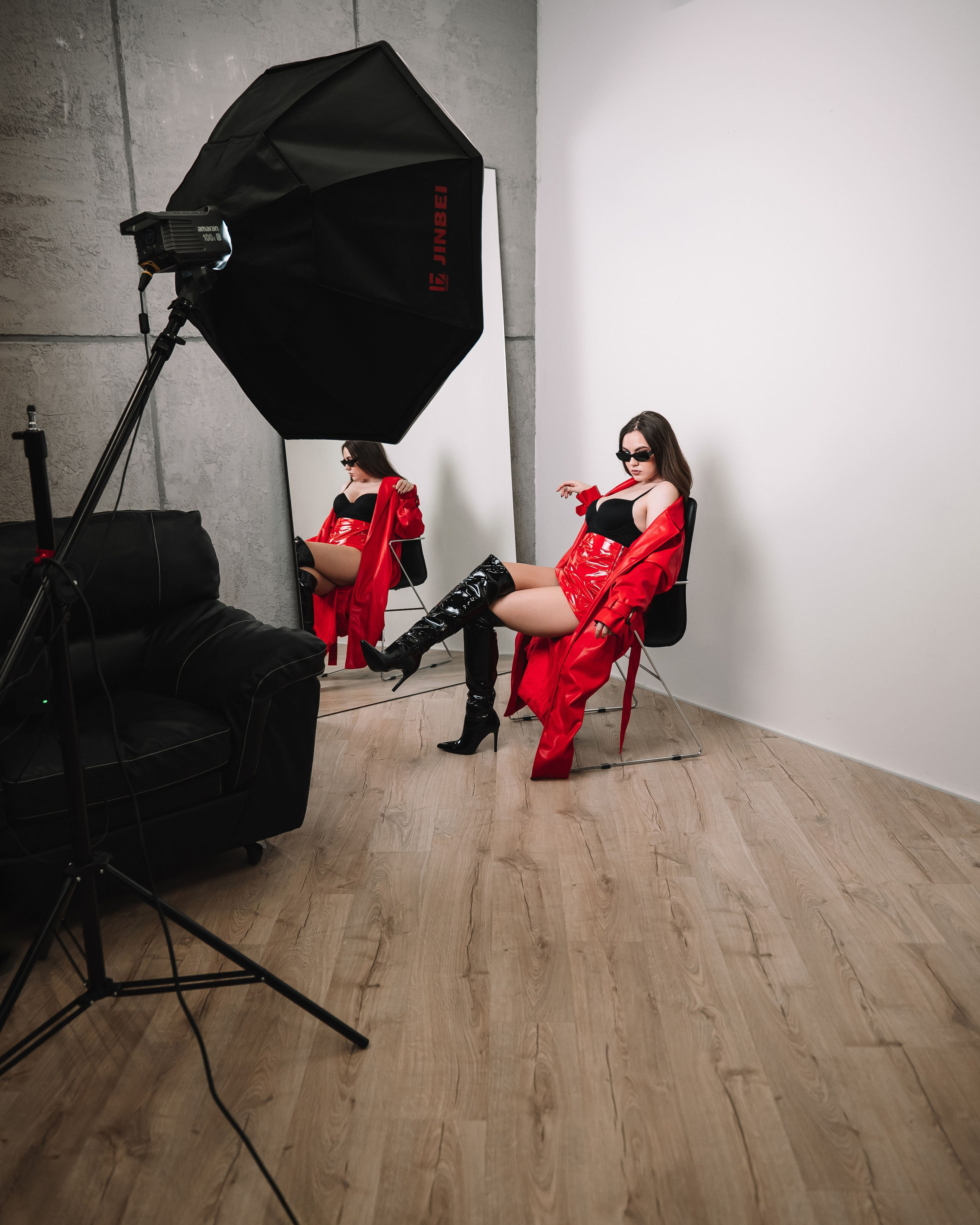 Сексуальная фотосессия в красном кожаном плаще в г. Кемерово