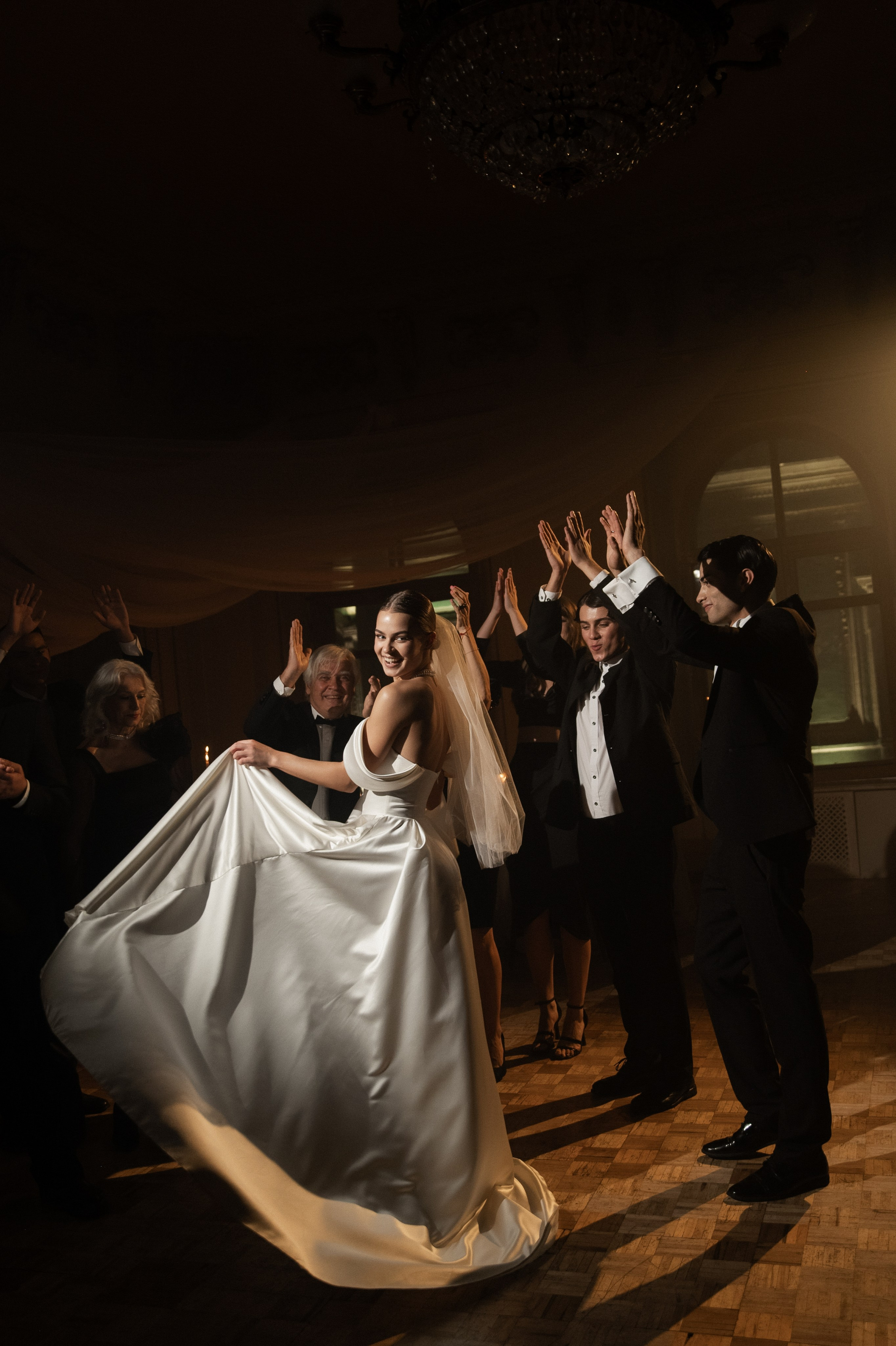 Камерный свадебный ужин при свечах в старинном особняке в фотостудии 21. Kult. Ярослава Ерина — свадебный фотограф в Москве