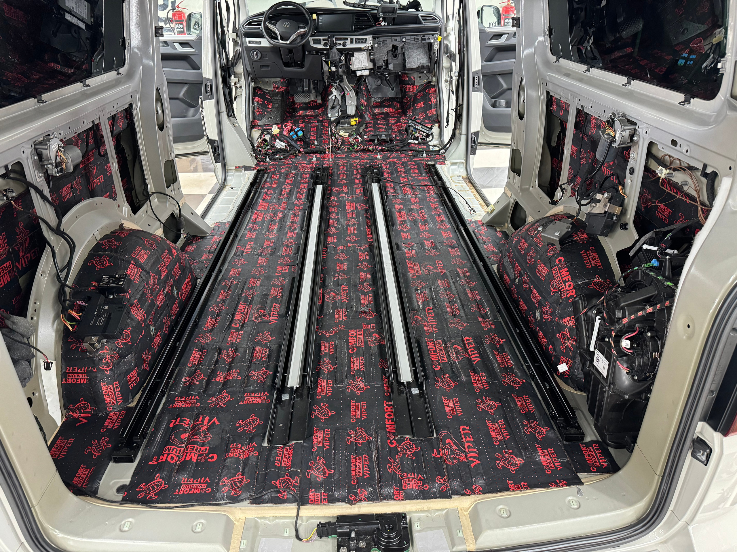 Сделать шумоизоляцию. Студия дизайна и оклейки авто Barmaley Design