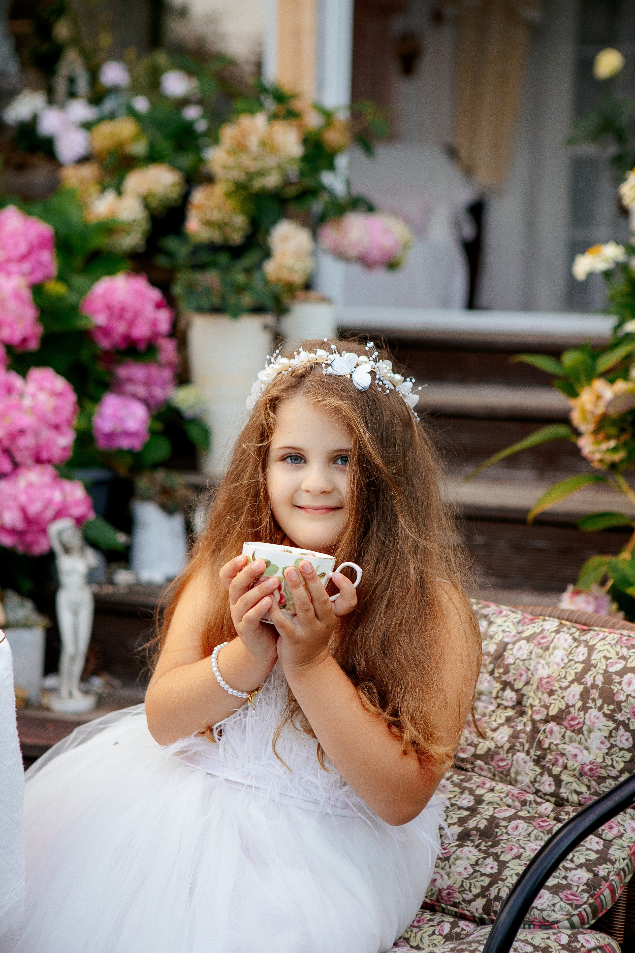 Мама и дочка в райском саду. Семейный детский фотограф. Фотосессия в Минске