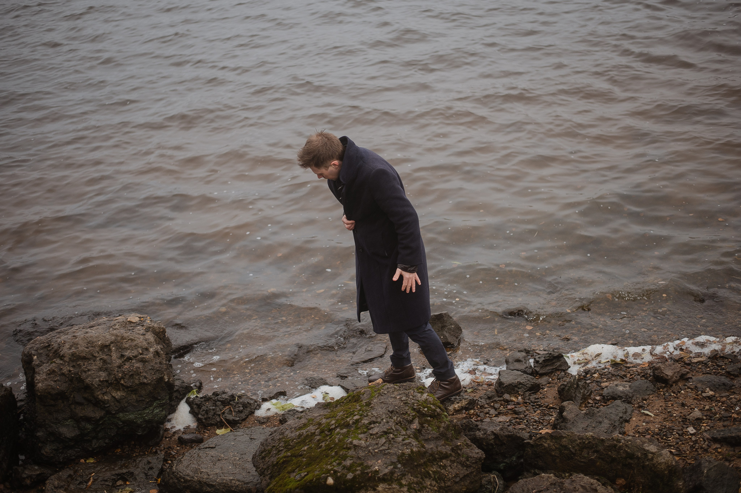 Арсений, пасмурная вода в осени. Свадебный фотограф в Ярославле Денис Медоваров