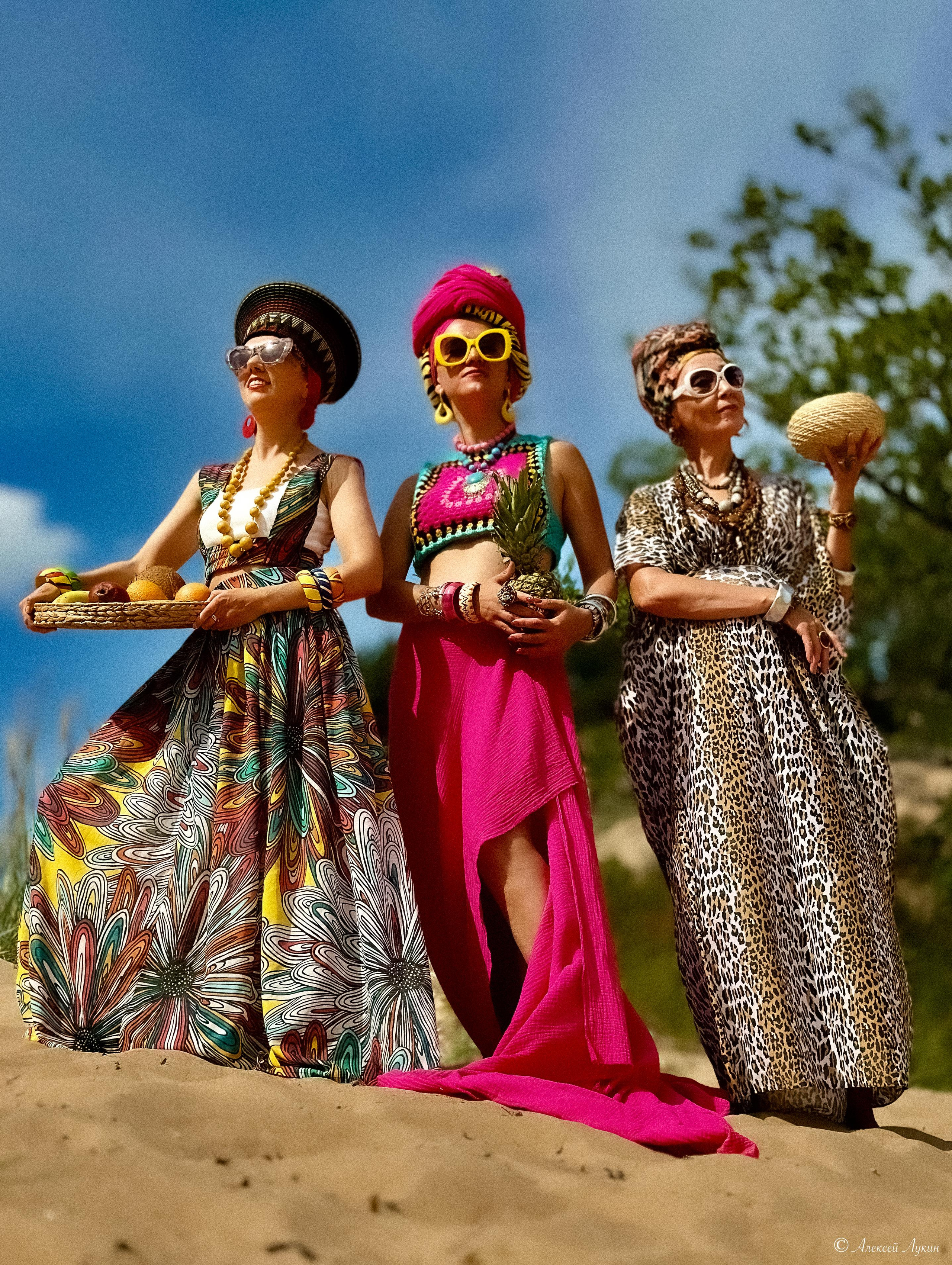 Фотосессия для девушек на пляже в ярких платьях.