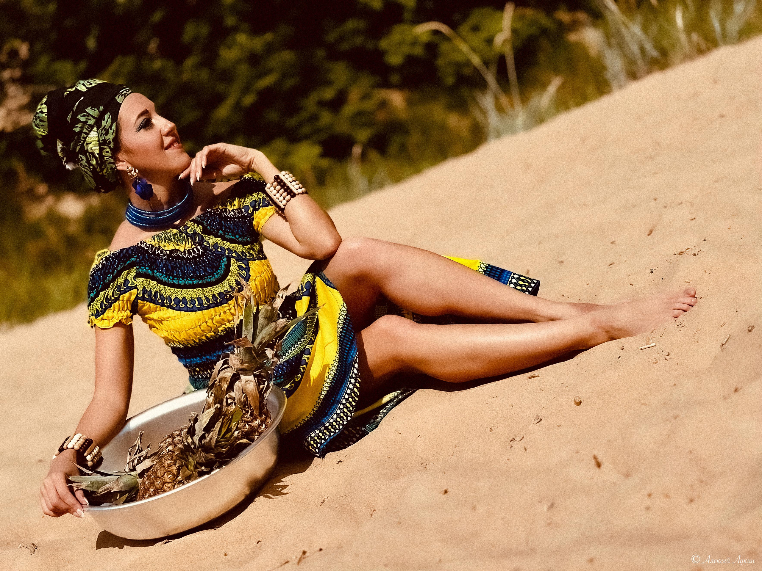 Яркая фотосессия на песчаном пляже на берегу залива.