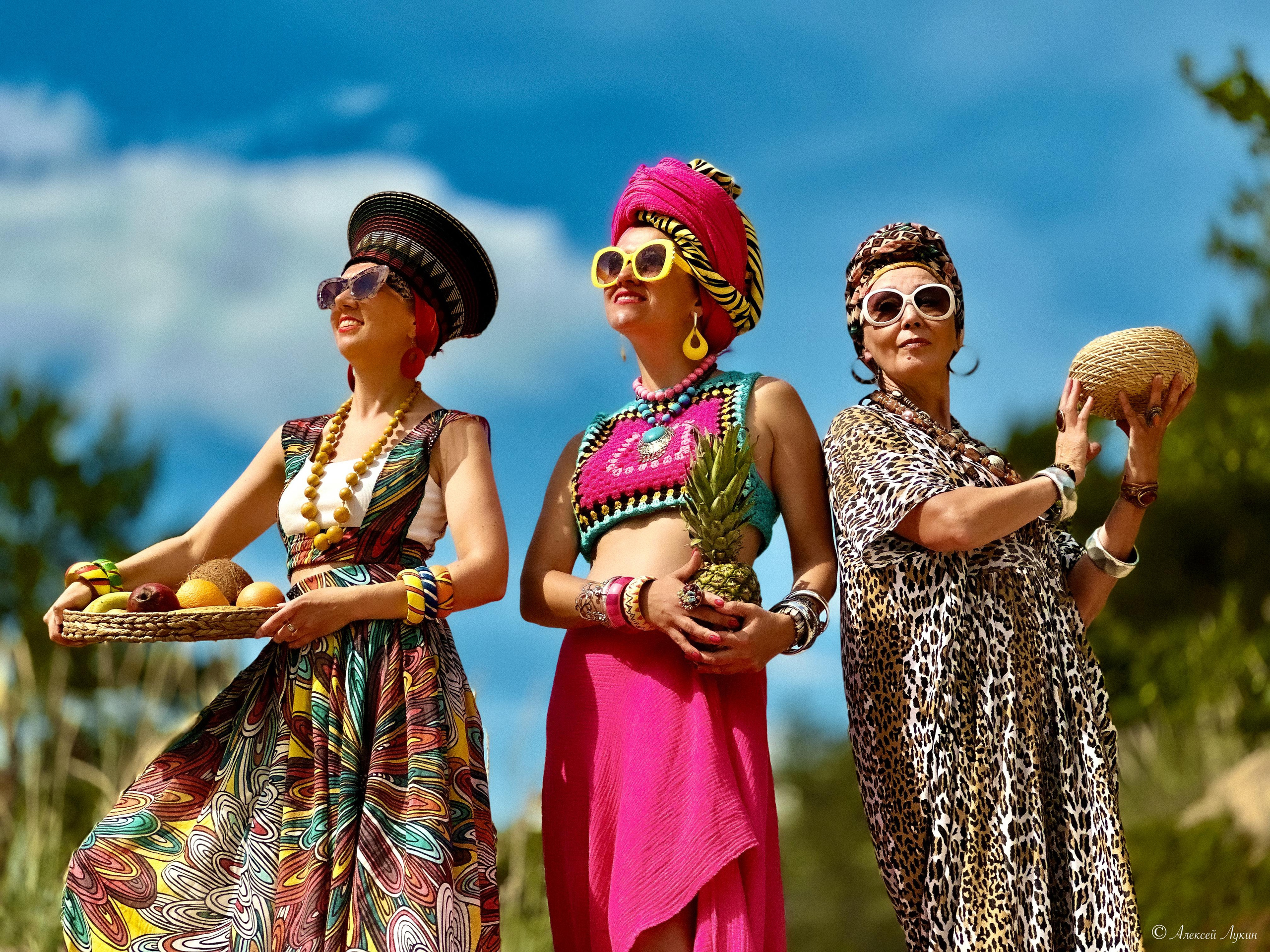 Фотосессия в ярких платьях для девушек на пляже финского залива