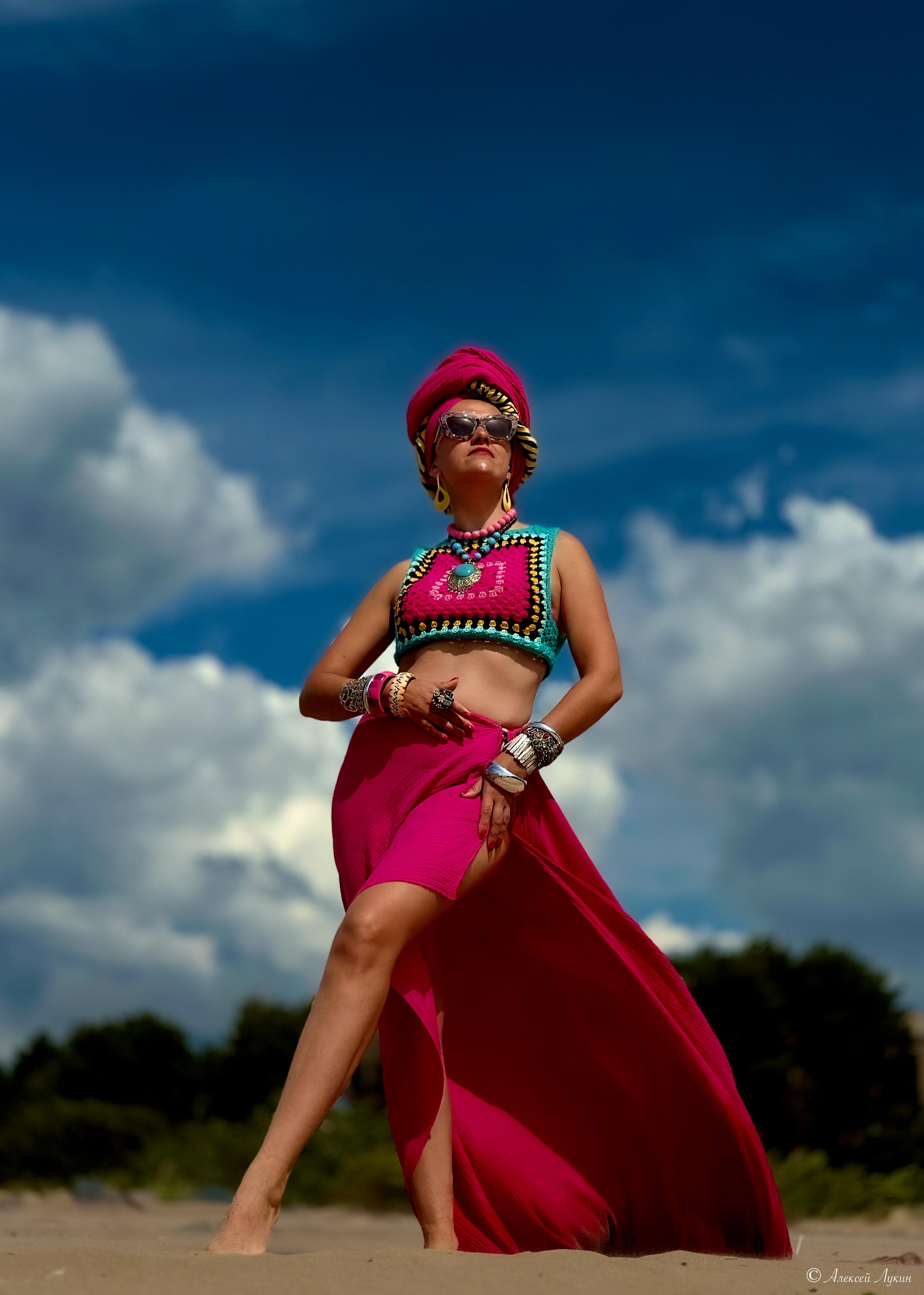 Яркая женская фотосессия на берегу финского залива.