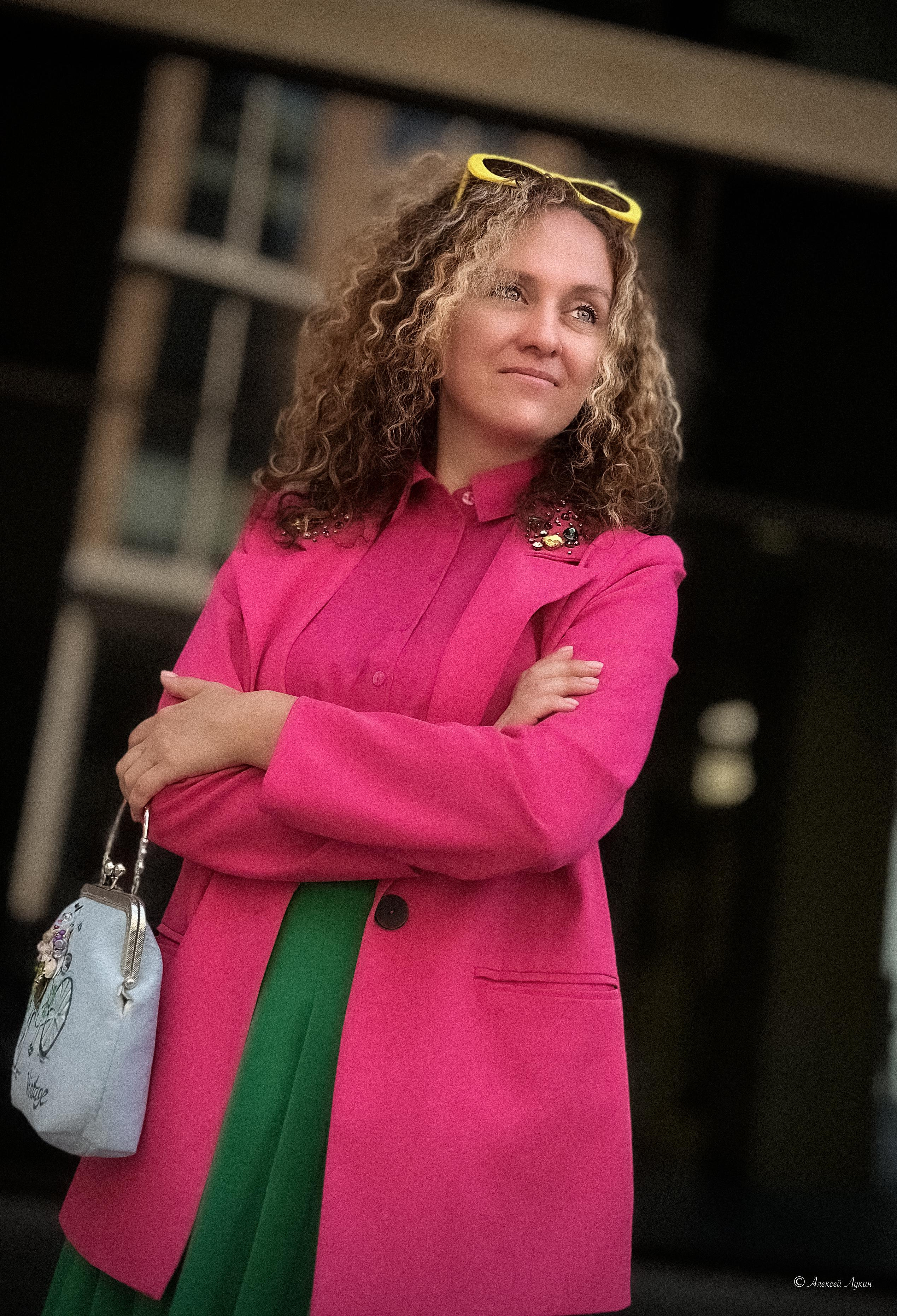 Яркая женская фотосессия в центре Санкт-Петербурга.