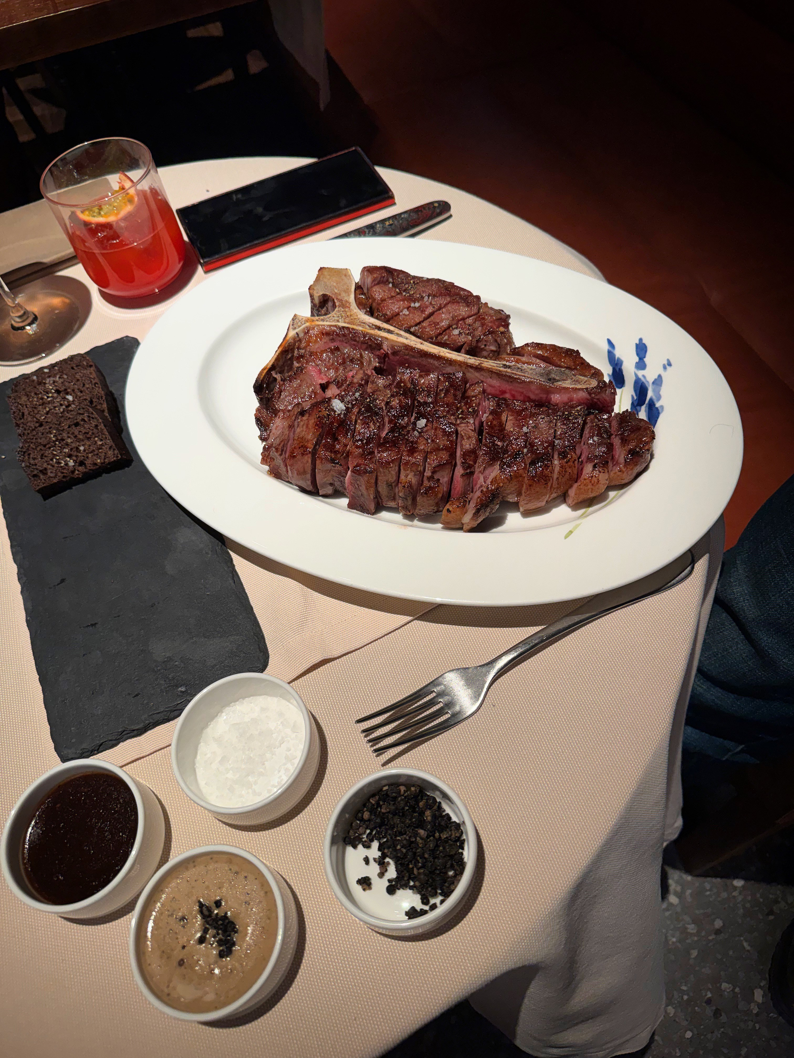 Идеология ресторана «Жажда Крови». Другой Павел Поцелуев — плёночная фотография и мастерство мясного дела