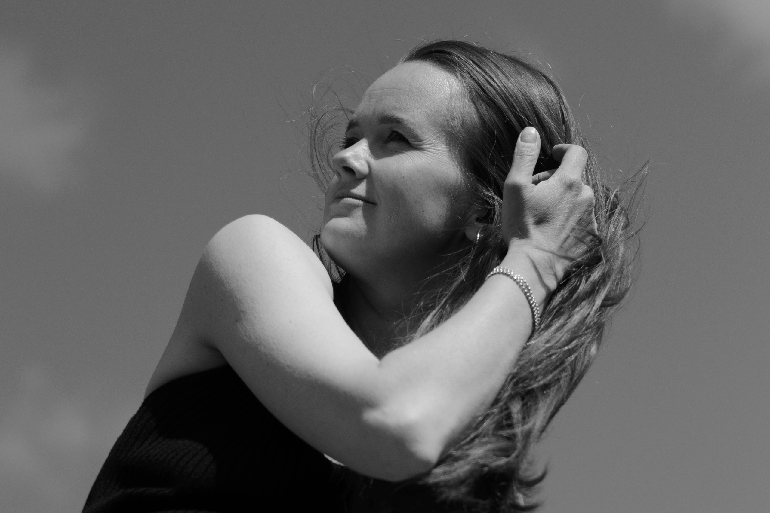 Ольга. Женский портрет в поле с машиной. Портретный фотограф в Санкт-Петербурге Наталья Родионова