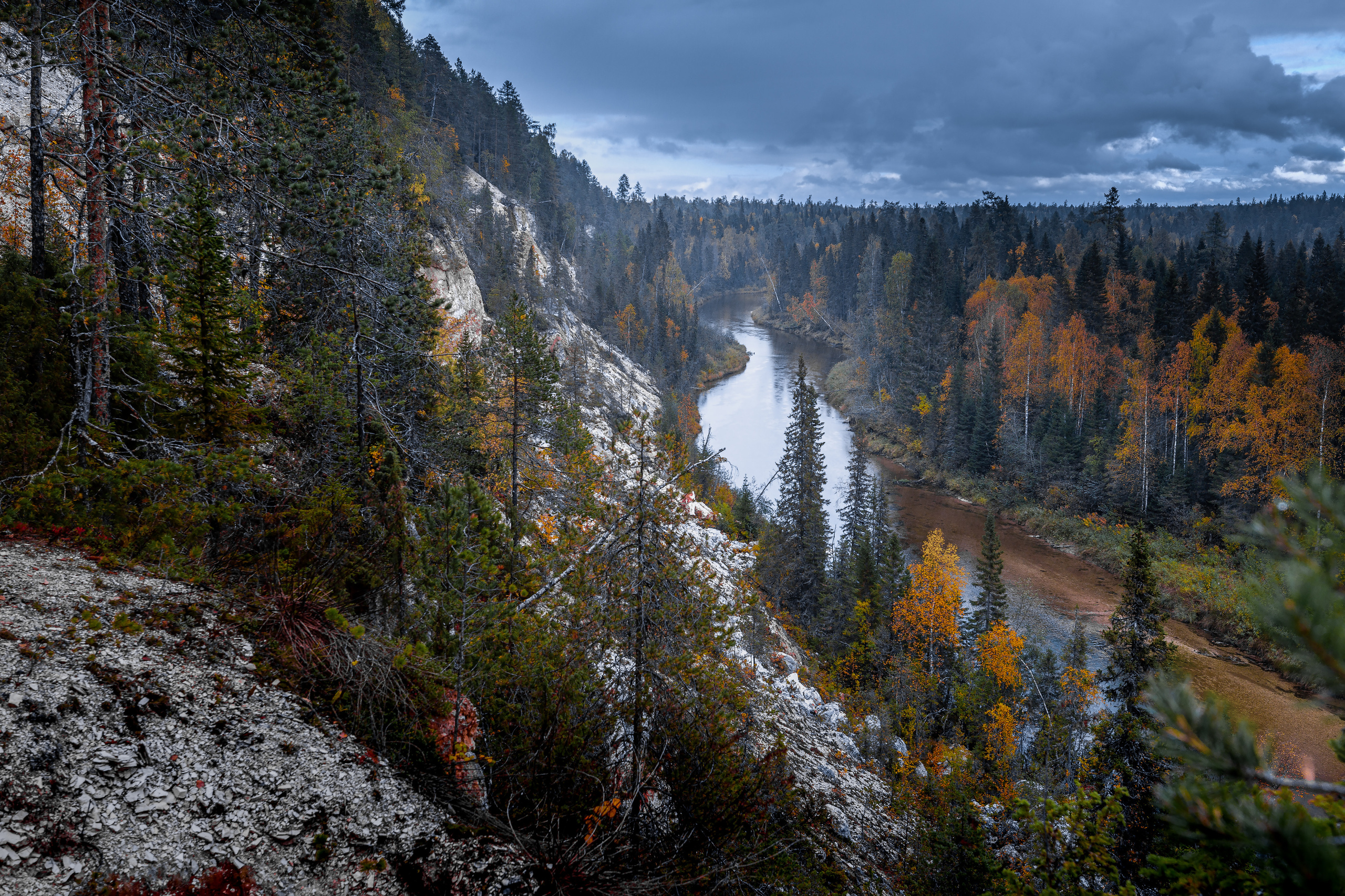 река с высокими берегами