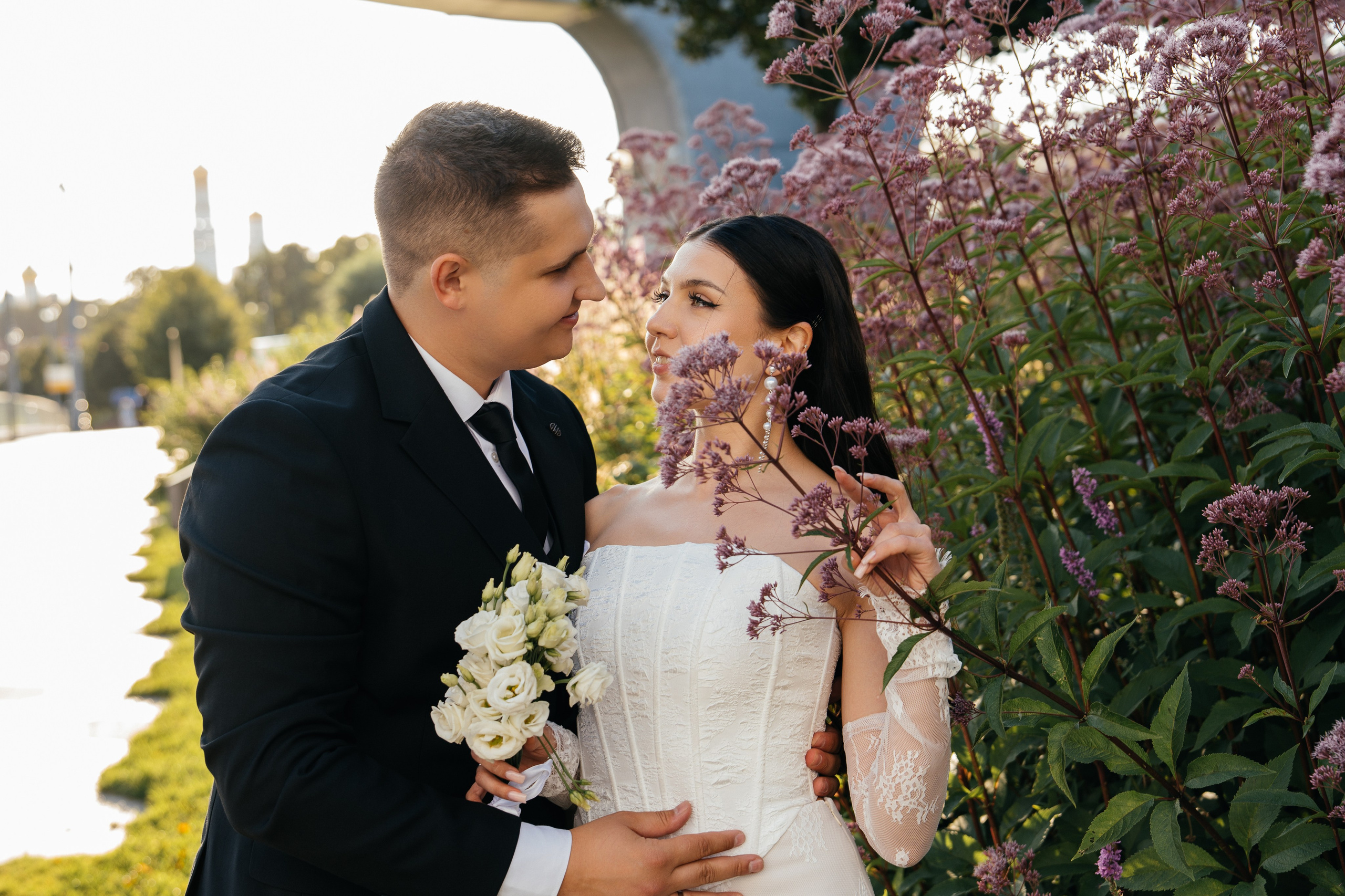 Свадебная фотосессия в Москве у высотки на Котельнической набережной. Свадебный фотограф в Москве Анна Полушина
