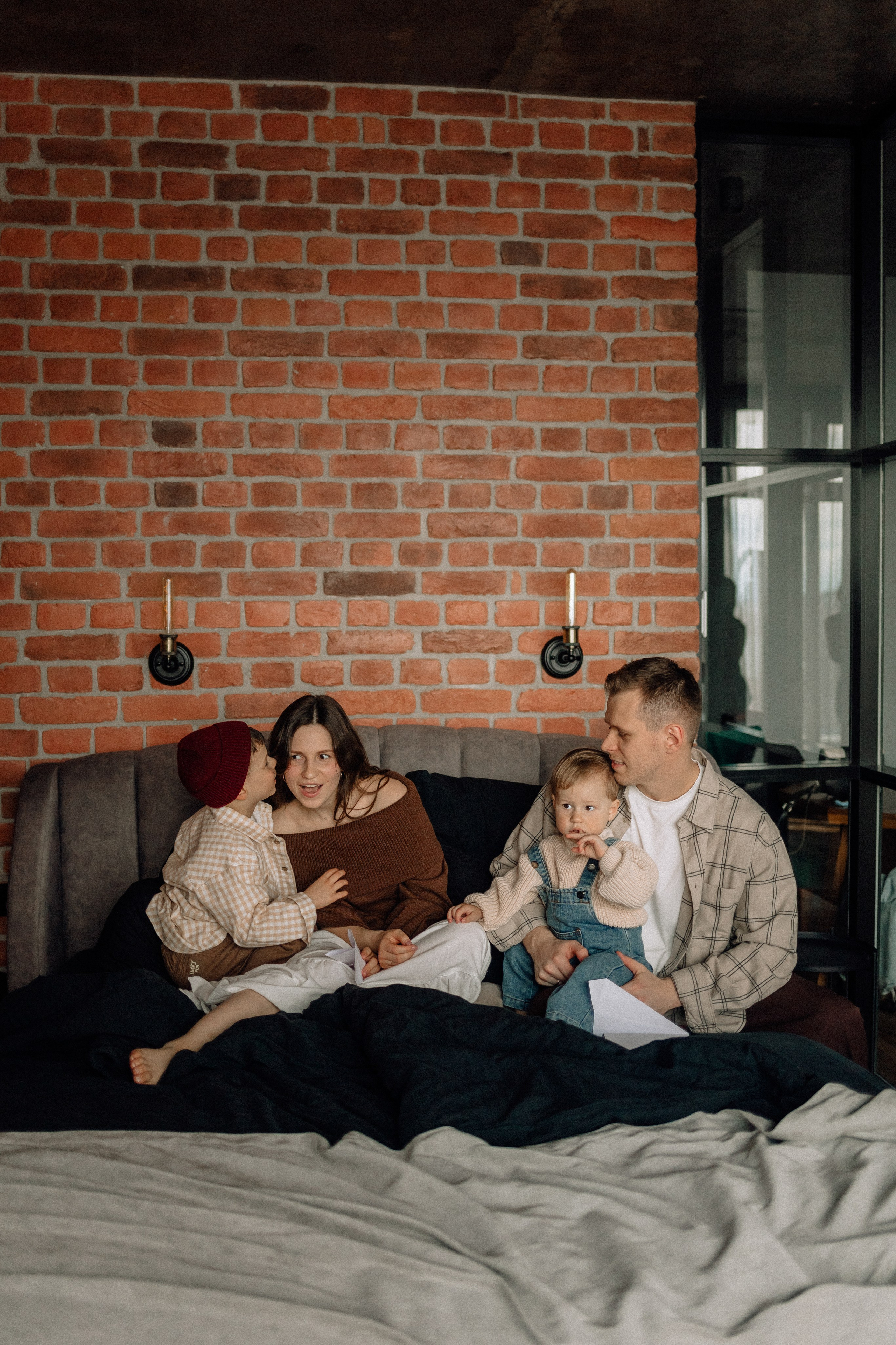 Звонко смеялись