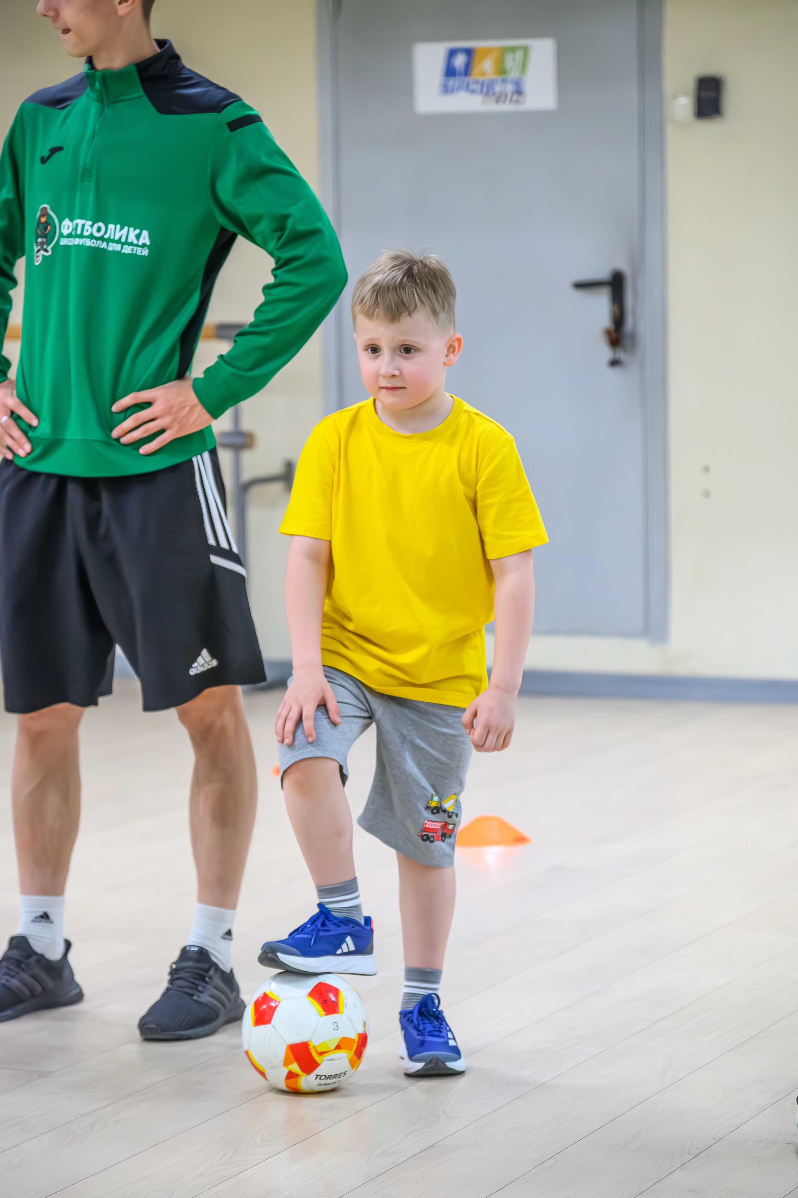 Репортажная фотосъемка детей в секции по футболу, в Москве с профессиональным репортажным фотографом. Обработка фото без фильтров, живые фото. 