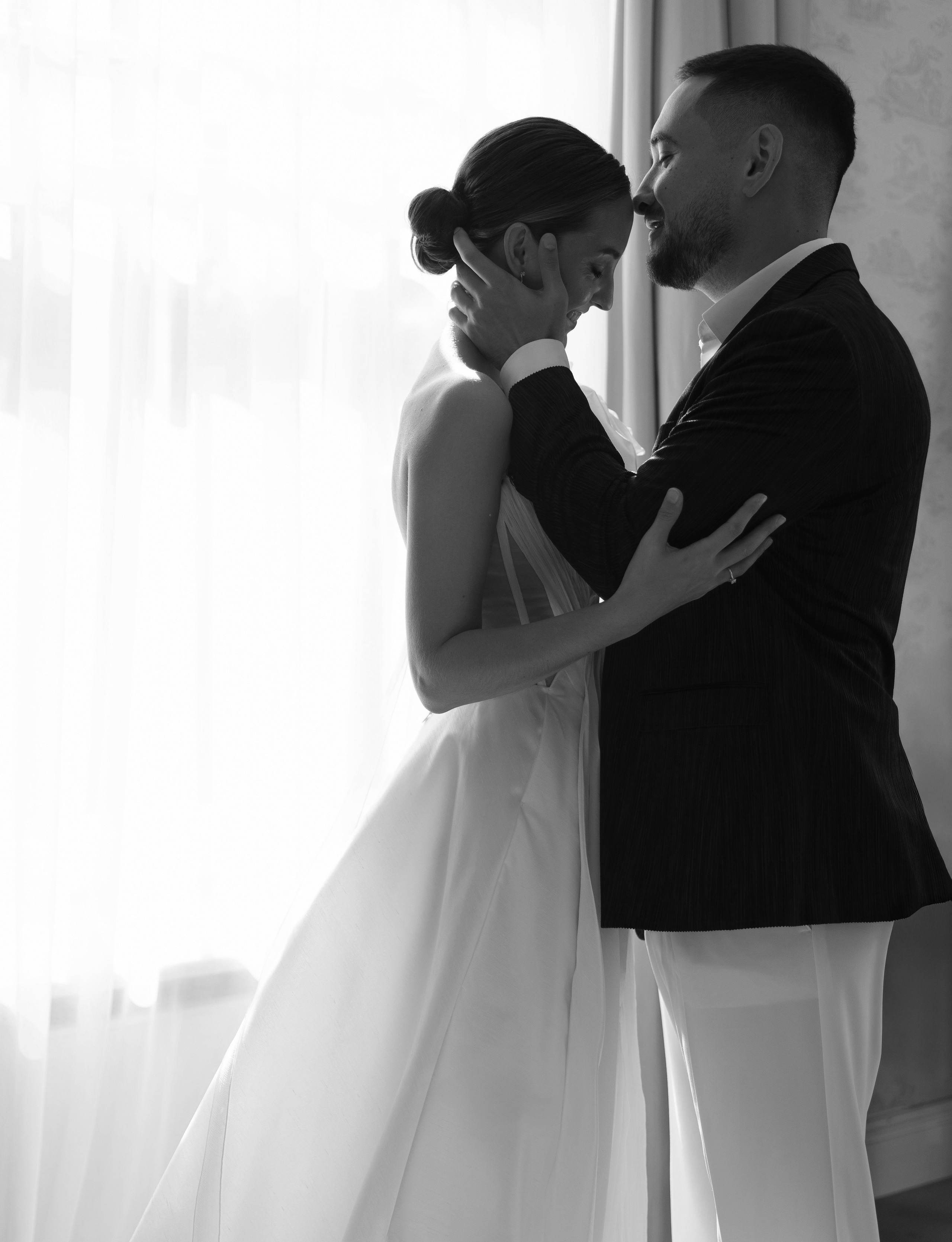 В ЛУЧАХ ЗАКАТА НА БЕРЕГУ МОРСКОМ