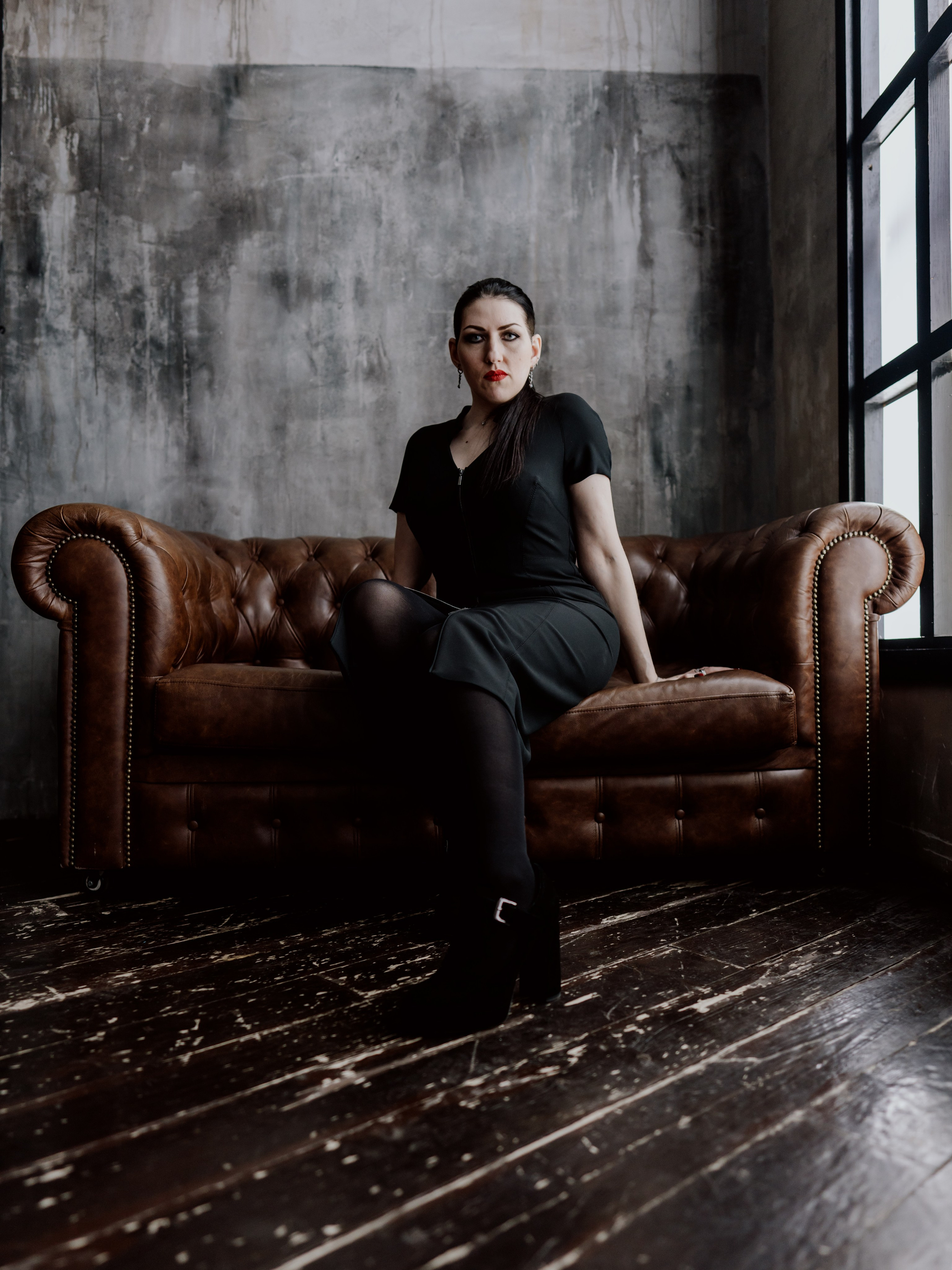 Фотосессия в студии в низком ключе