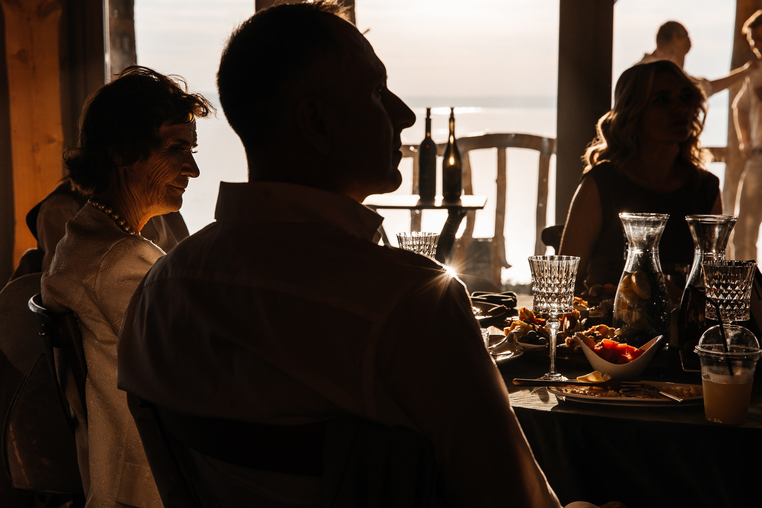 Здравствуйте! Я&nbsp;свадебный фотограф из&nbsp;Ульяновска, работаю в&nbsp;том числе по&nbsp;всей России и&nbsp;с&nbsp;выездом за&nbsp;границу. Снимаю свадьбы, lovestory, корпоративы, светский репортаж. Провожу обучение по&nbsp;фотографии, мастер-классы и&nbsp;воркшопы для других фотографов.