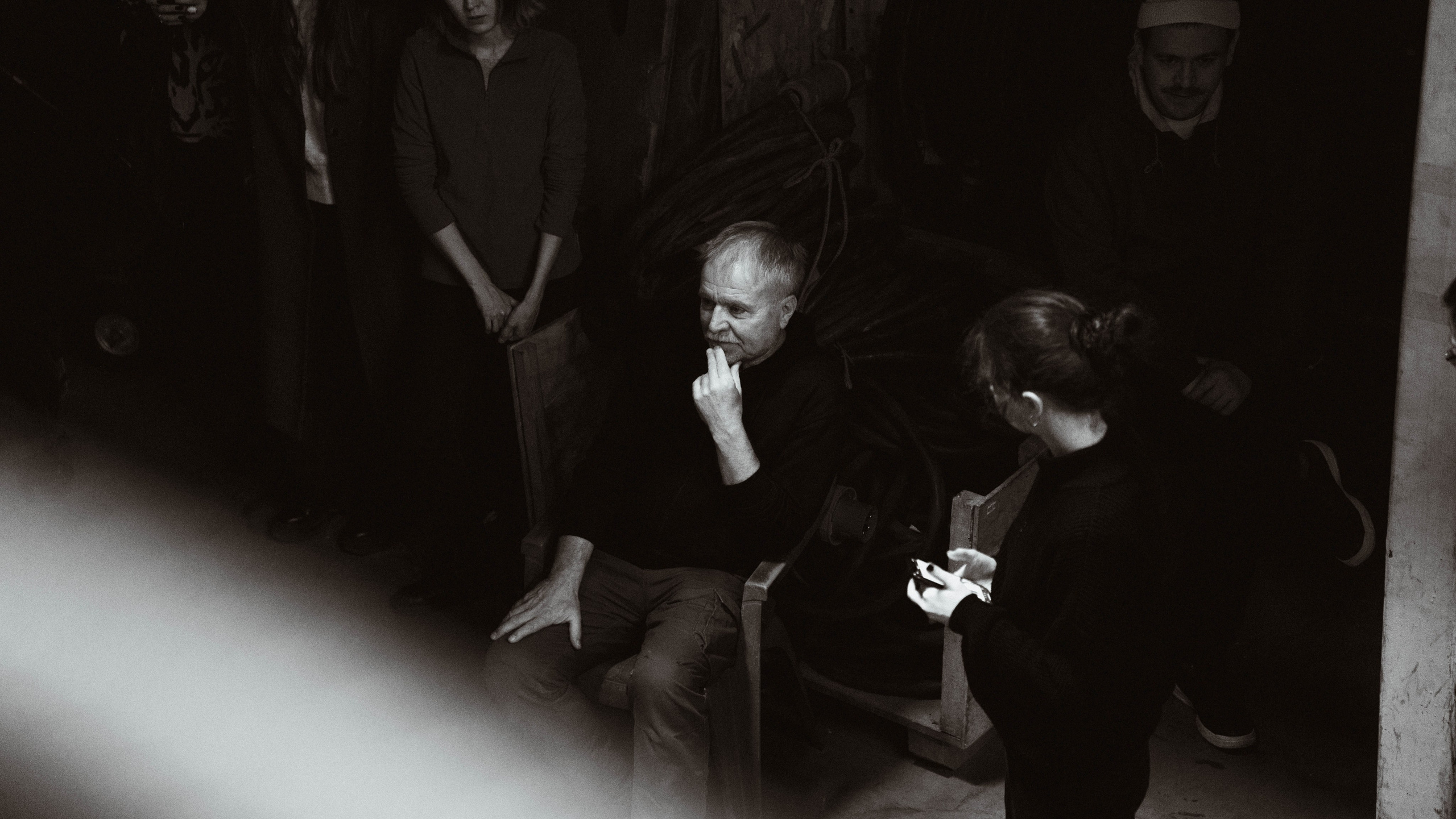 BACKSTAGE. V