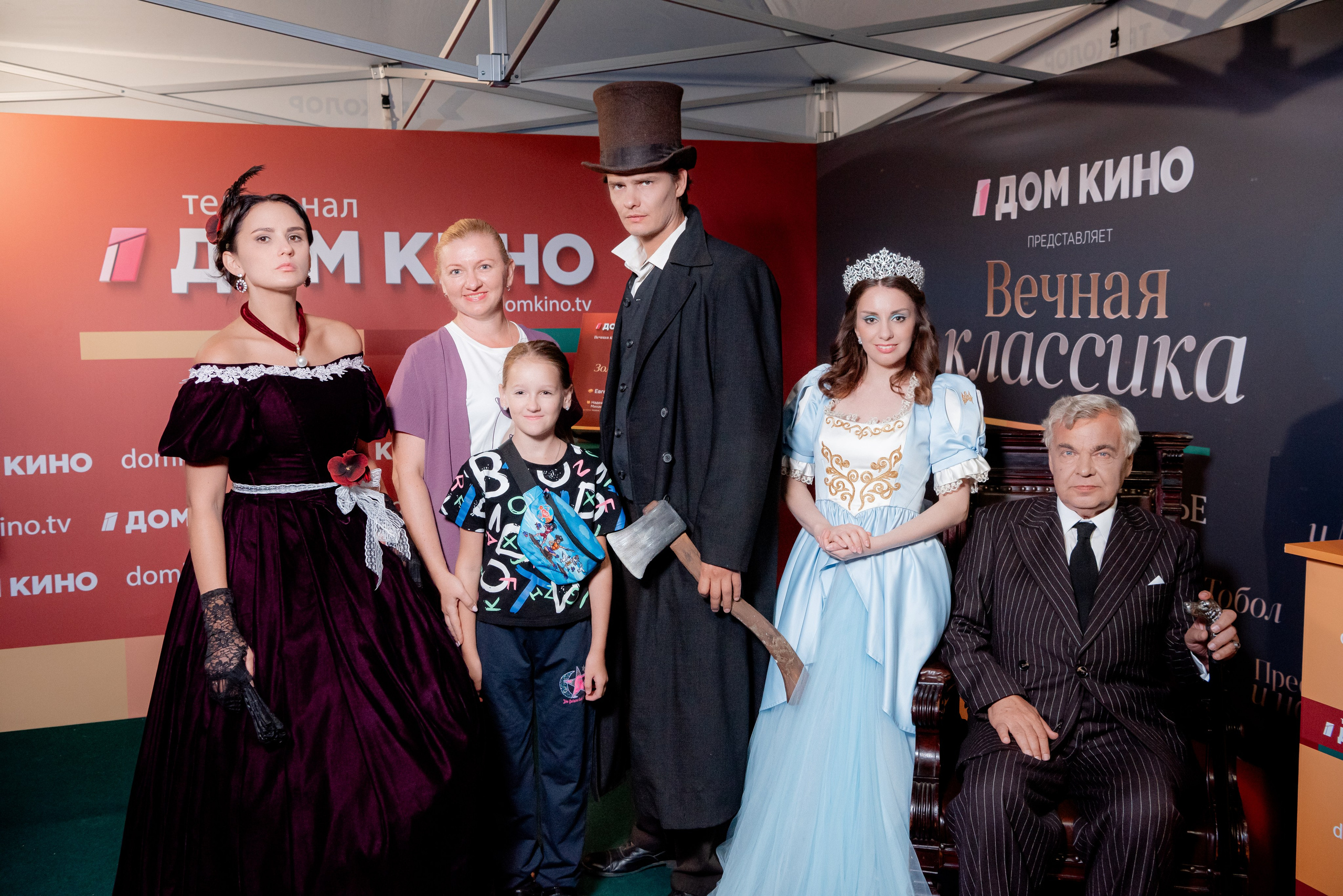 Портретные фото с артистами в палатке Триколор Дом Кинов на день города Волгоград. Фотограф в Волгограде и Волжском Александр Горбань