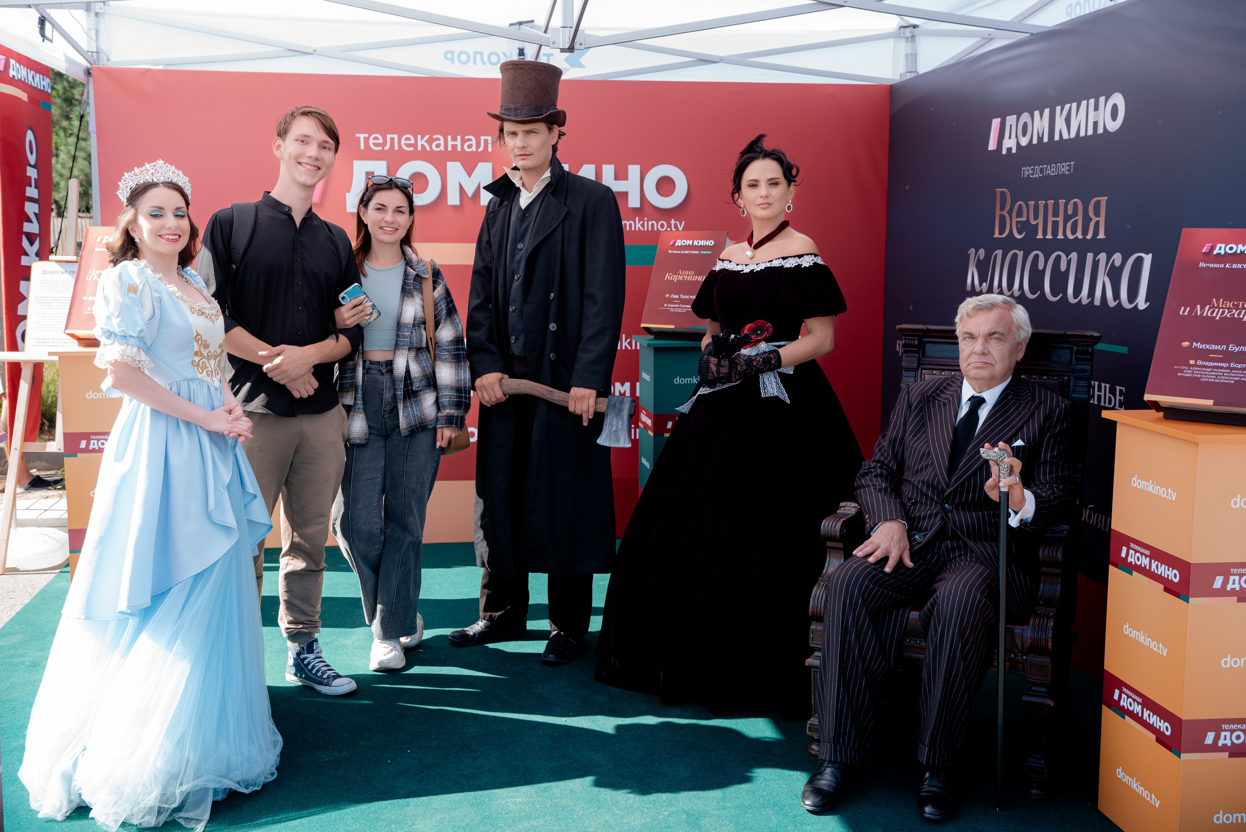 Портретные фото с артистами в палатке Триколор Дом Кинов на день города Волгоград. Фотограф в Волгограде и Волжском Александр Горбань