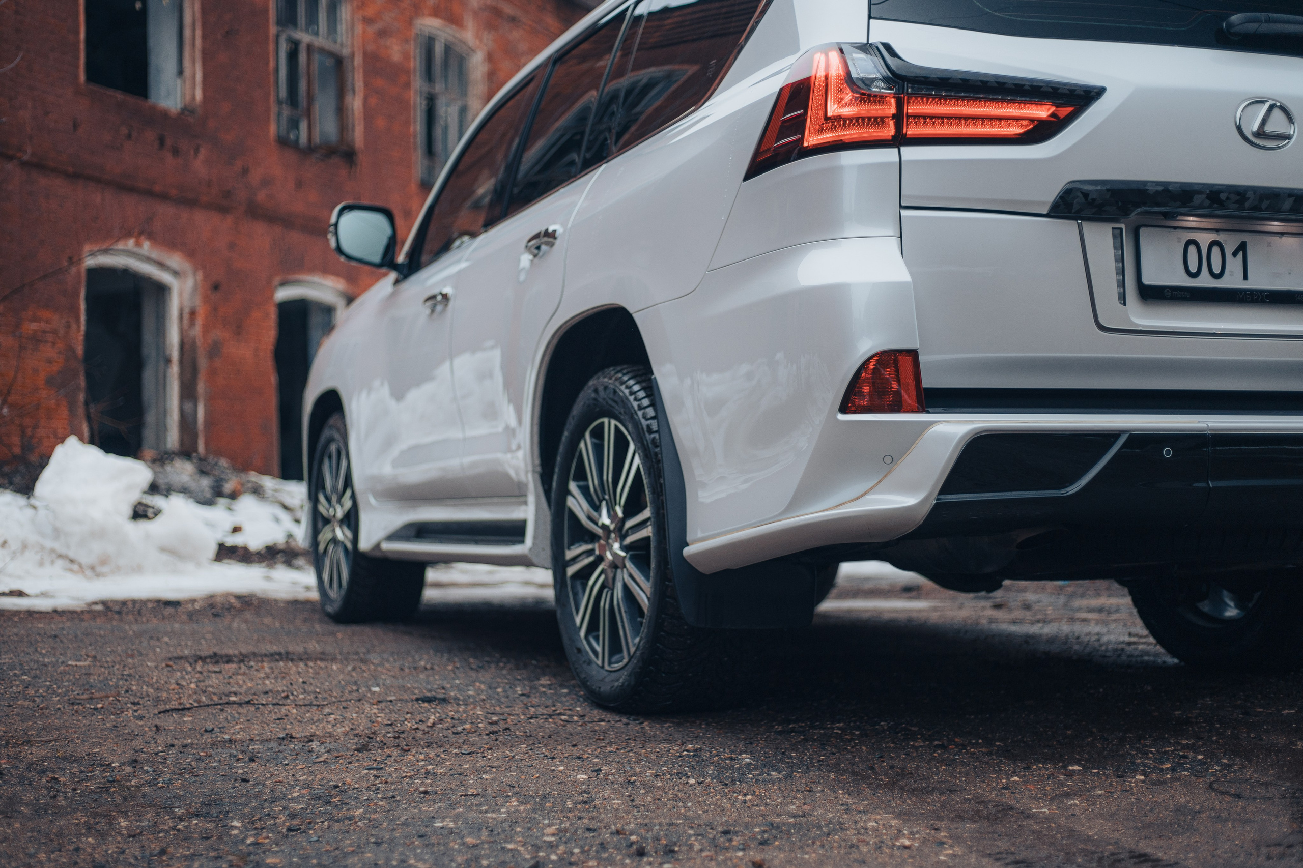 Боковая часть Lexus LX 570 с характерной оптикой и массивным бампером