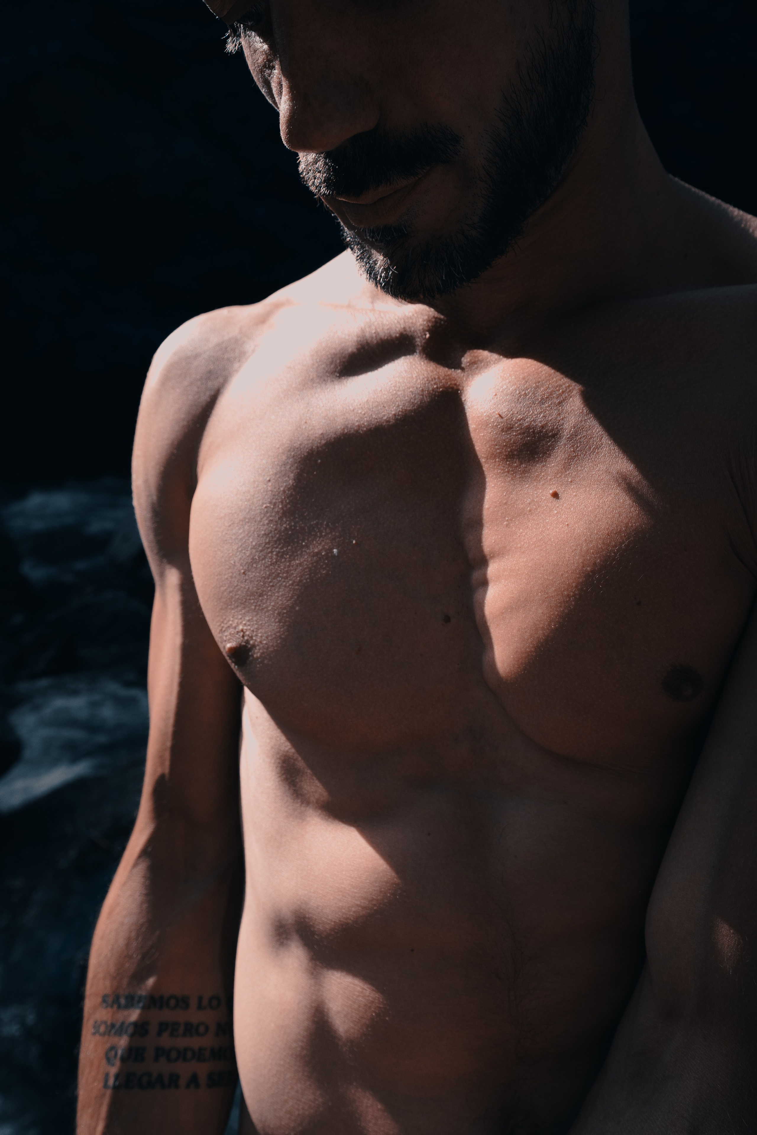 Крупным планом телом  парня Витю