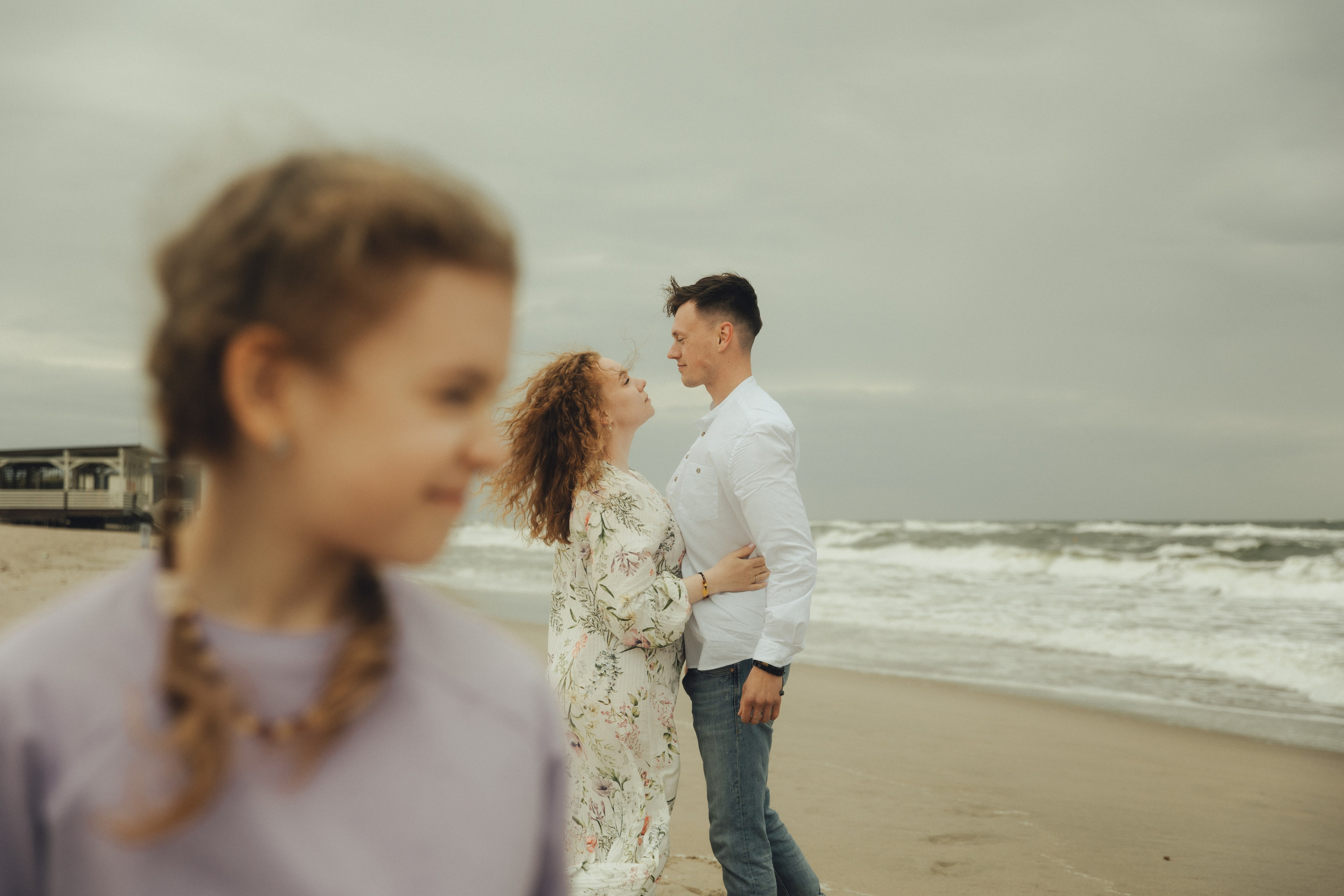 Семья в Янтарном / шторм. Фотограф Калининград Илья Миллер