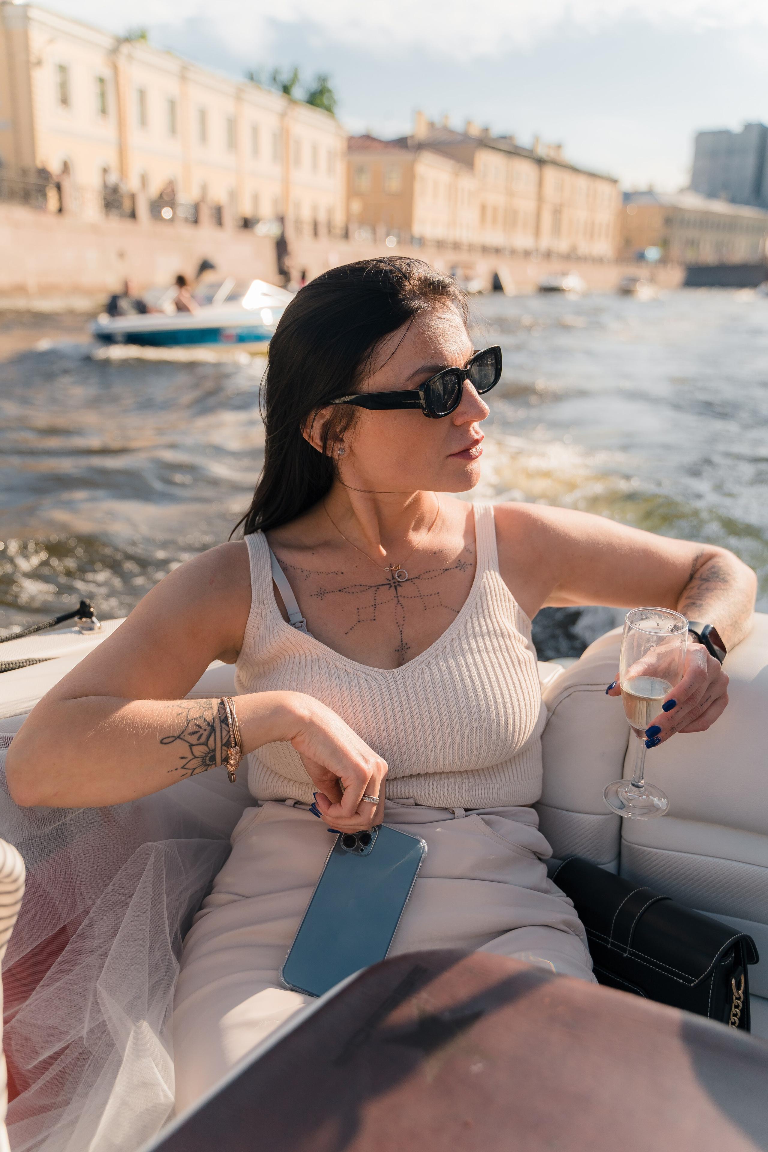 Фотосъемка девичника, встреча девушек, веселые женские портреты