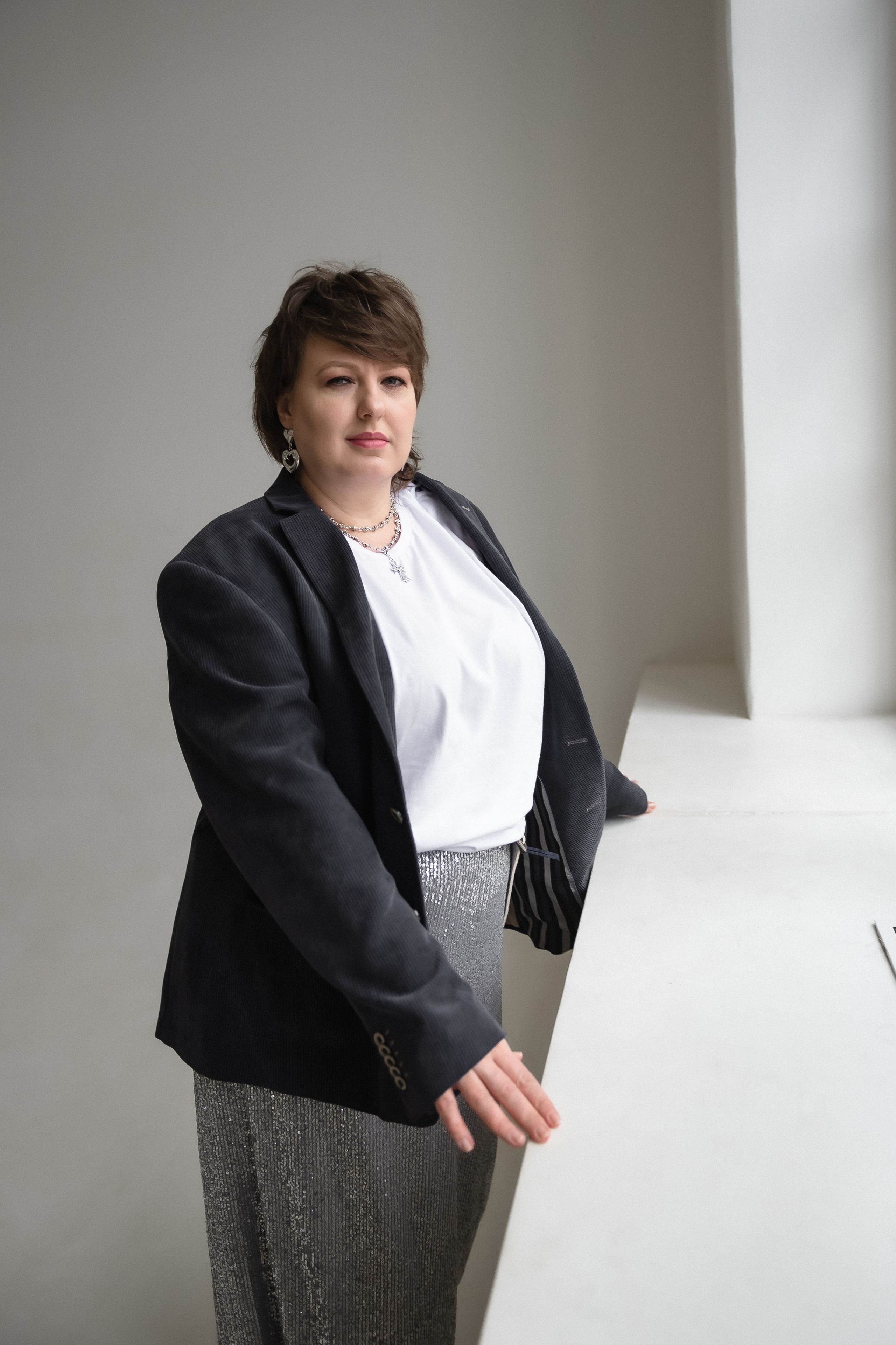 Бизнес потрет в светлом зале. КОНТЕНТ |БРЕНД фотограф Санкт-Петербург — Жанна Олтаржевская