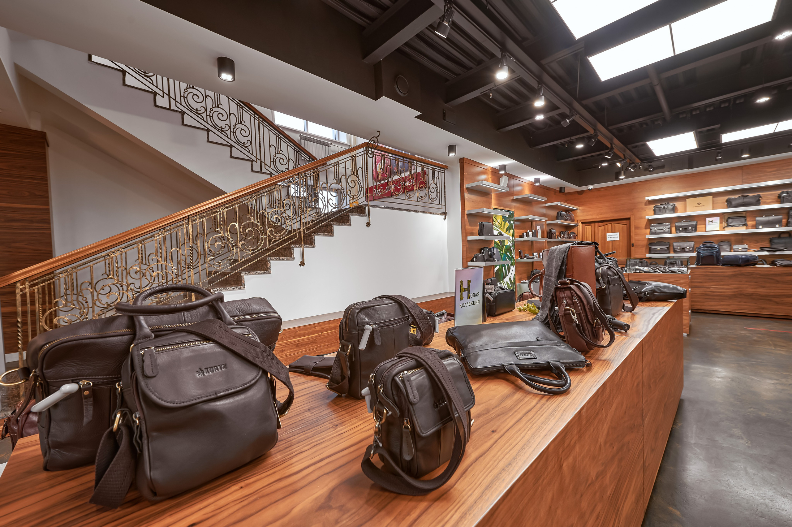 Портфолио по интерьерной и экстерьерной фотосъёмки: Мир сумок — Левый берег. Фотограф Яковлев Роман — Красноярск