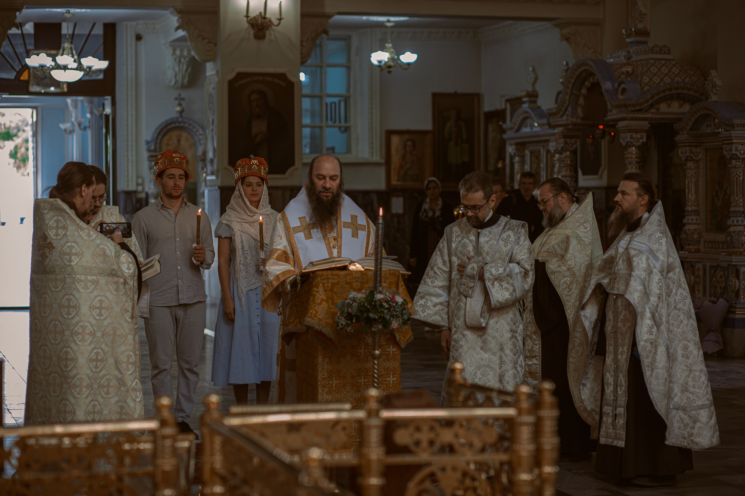 несколько священников на венчании в Ташкенте