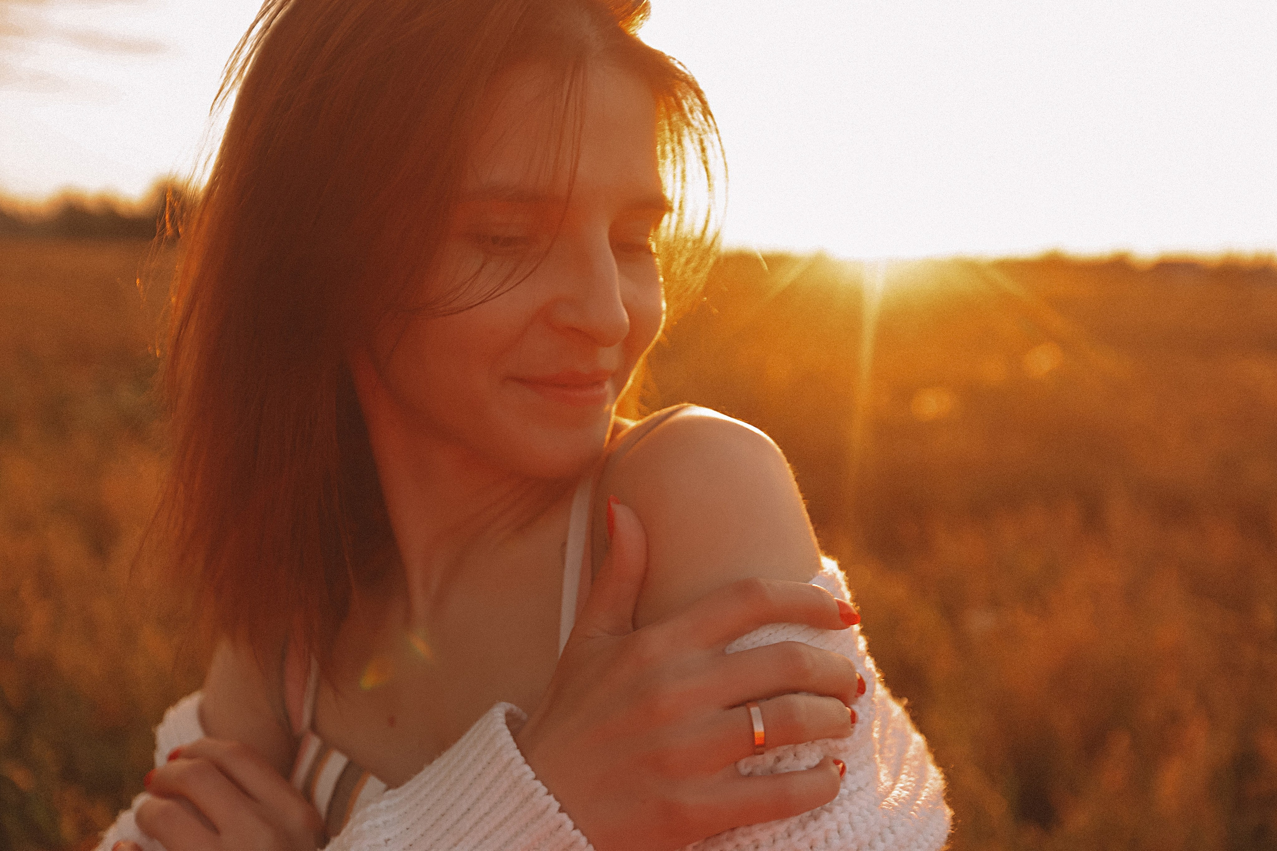 Поле love story на закате. Семейный фотограф Тюмень, фотограф на роды Салмина Мария