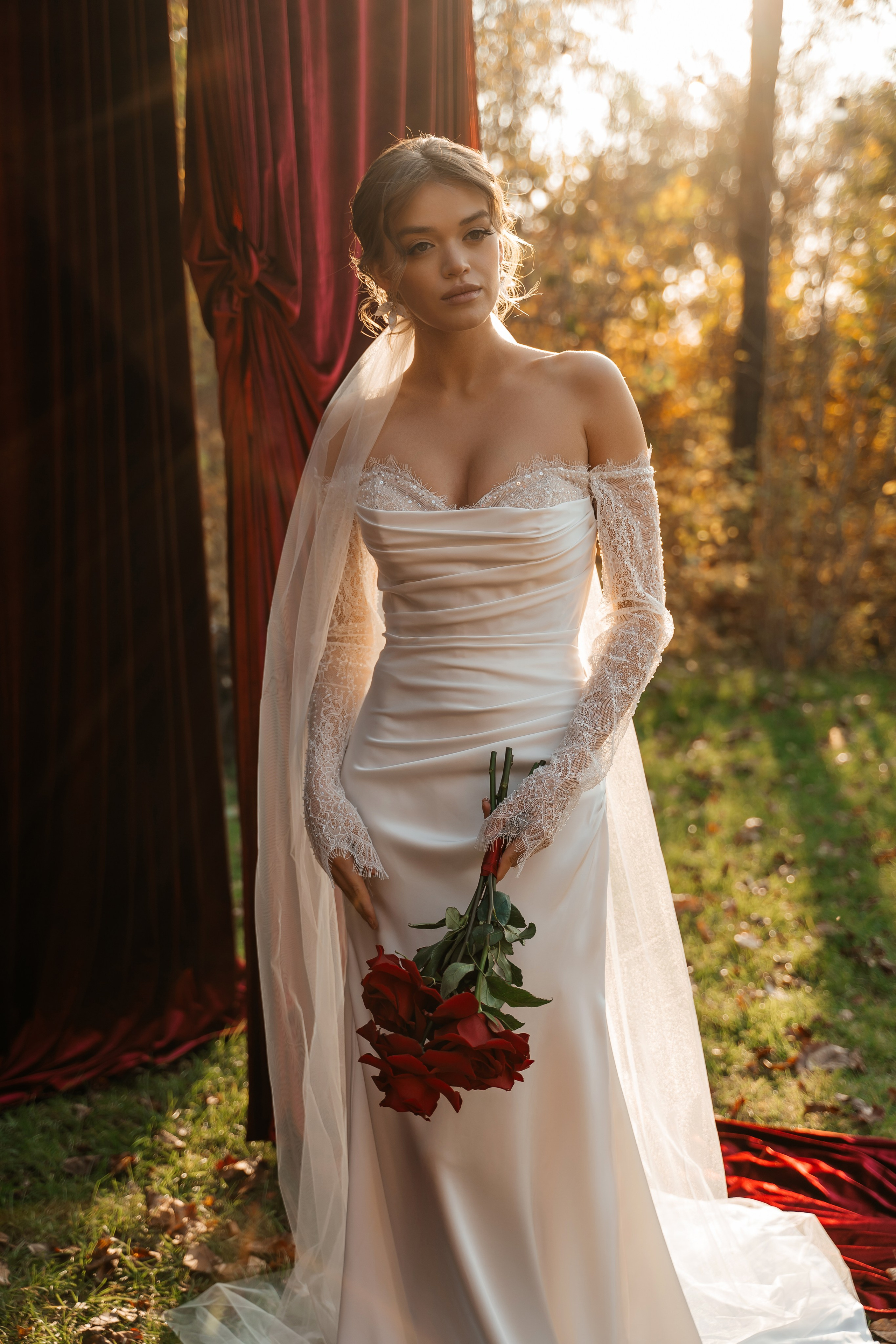 Свадебная церемония на фотозоне из красного бархата. Свадебный фотограф Елена Рякина