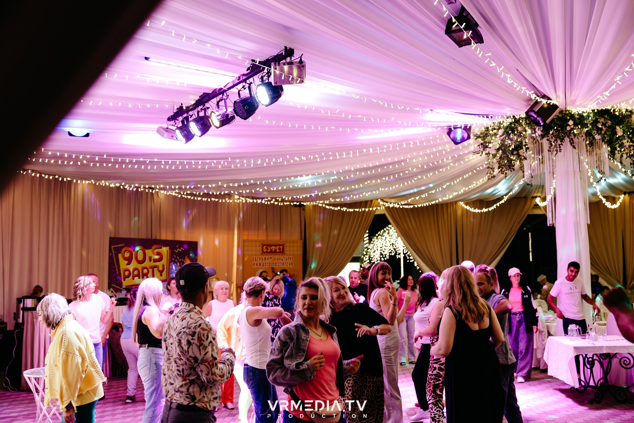 «Назад в 90-е!» в ресторане «Империя»