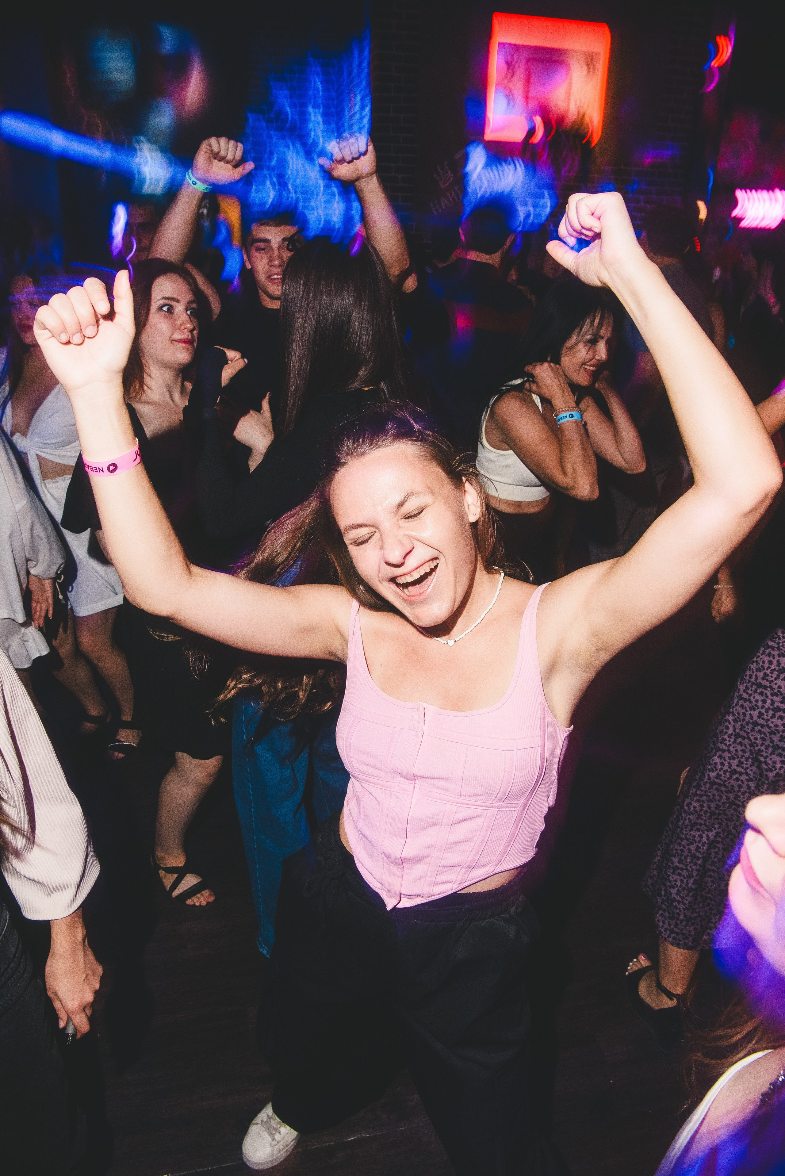 Фотоотчёты о вечеринках для НеБар Волгоград. Или стиль «пьяный фотограф». Фотограф в Волгограде и Волжском Александр Горбань