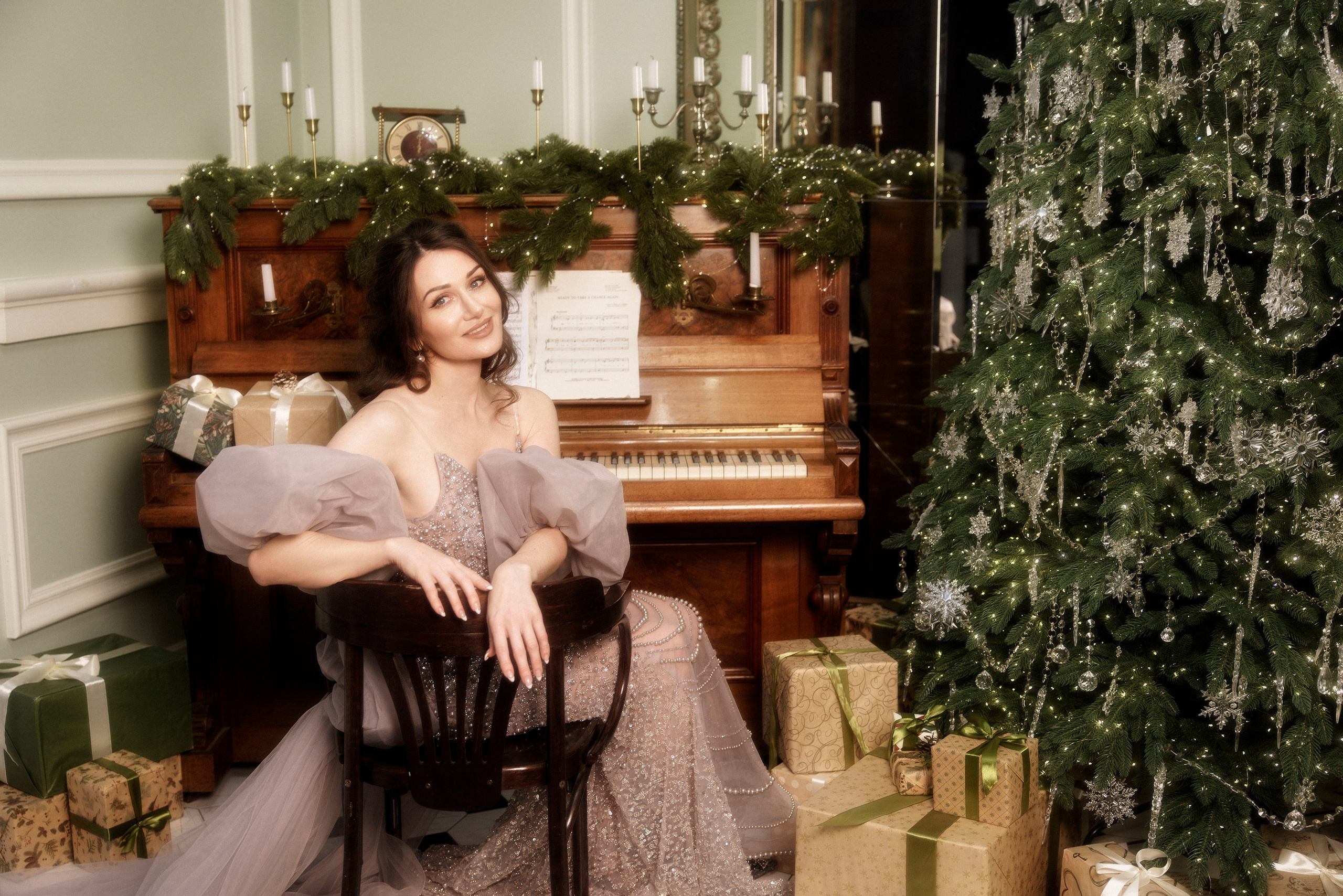 студийная новогодняя съемка  съемка девушки в нарядном праздничном платье в студии интерьер фотограф питер санкт-петербург женский портрет женская портретная съемка 