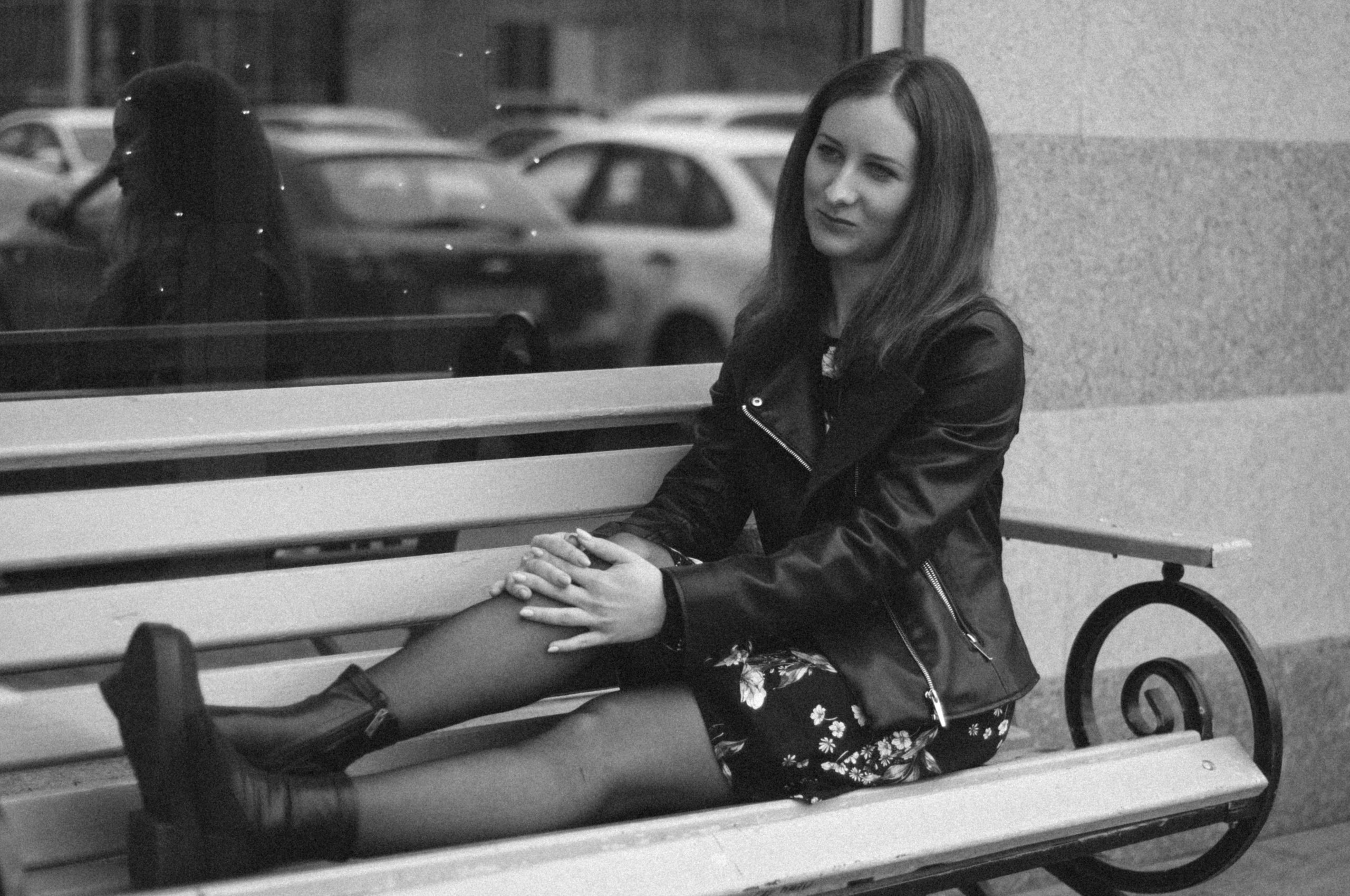 Девушка на лавочке 