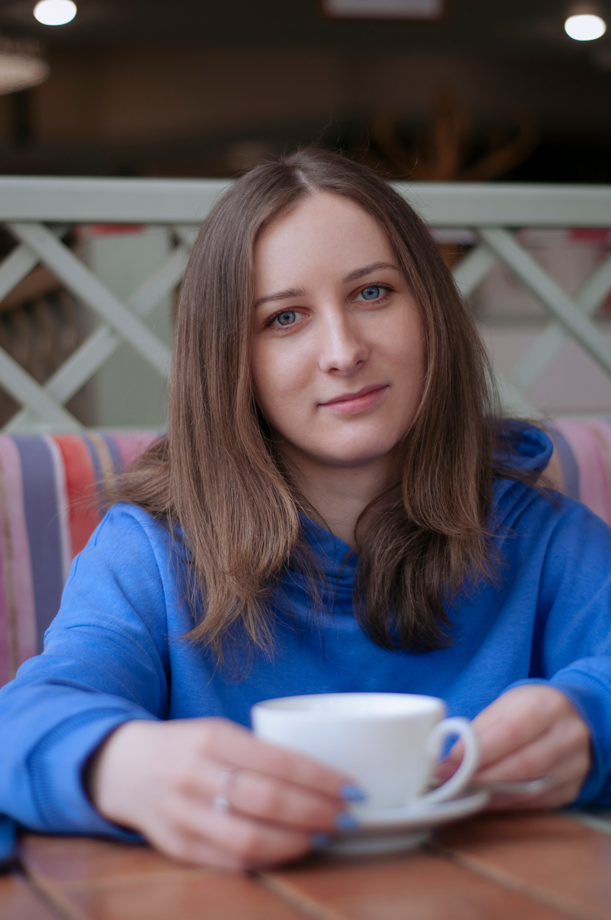 Девушка с чашкой кофе