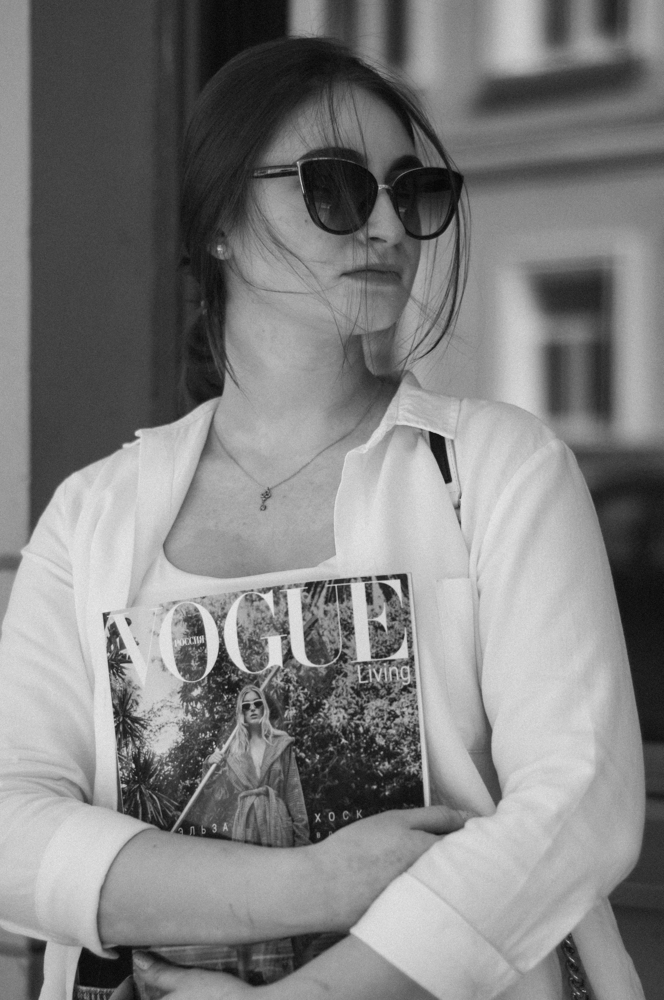 Девушка с журналом