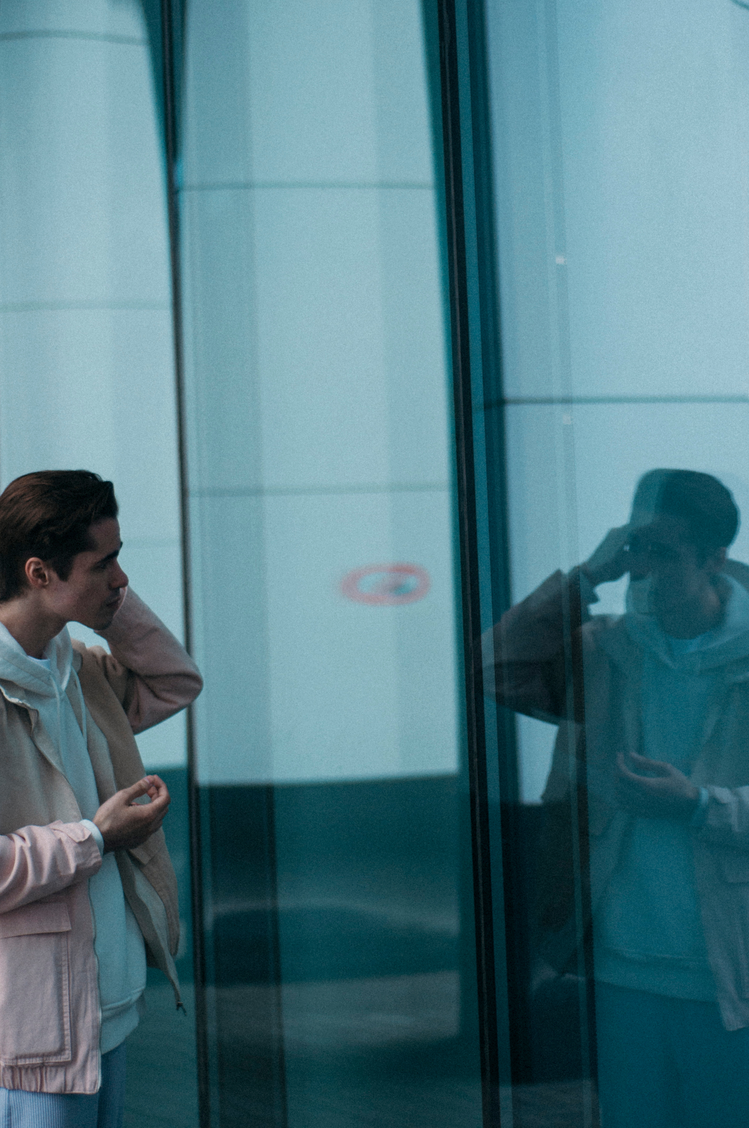 Мужской портрет в отражении