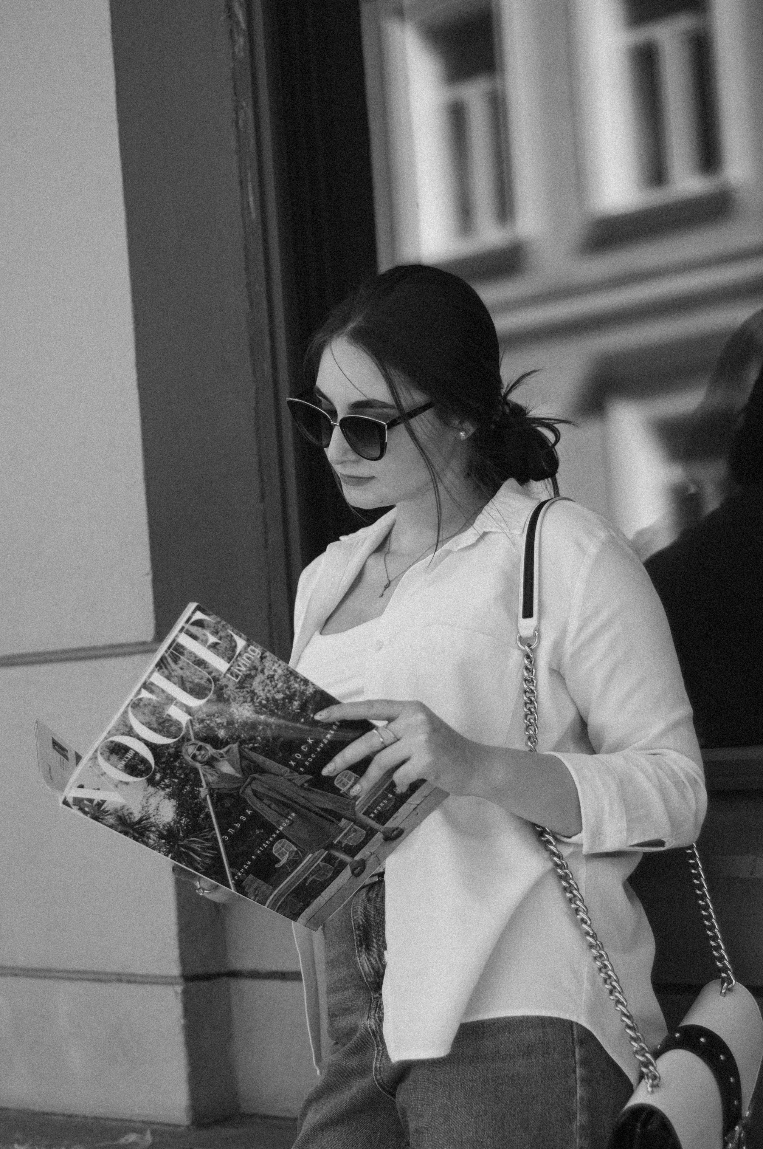 Девушка с журналом