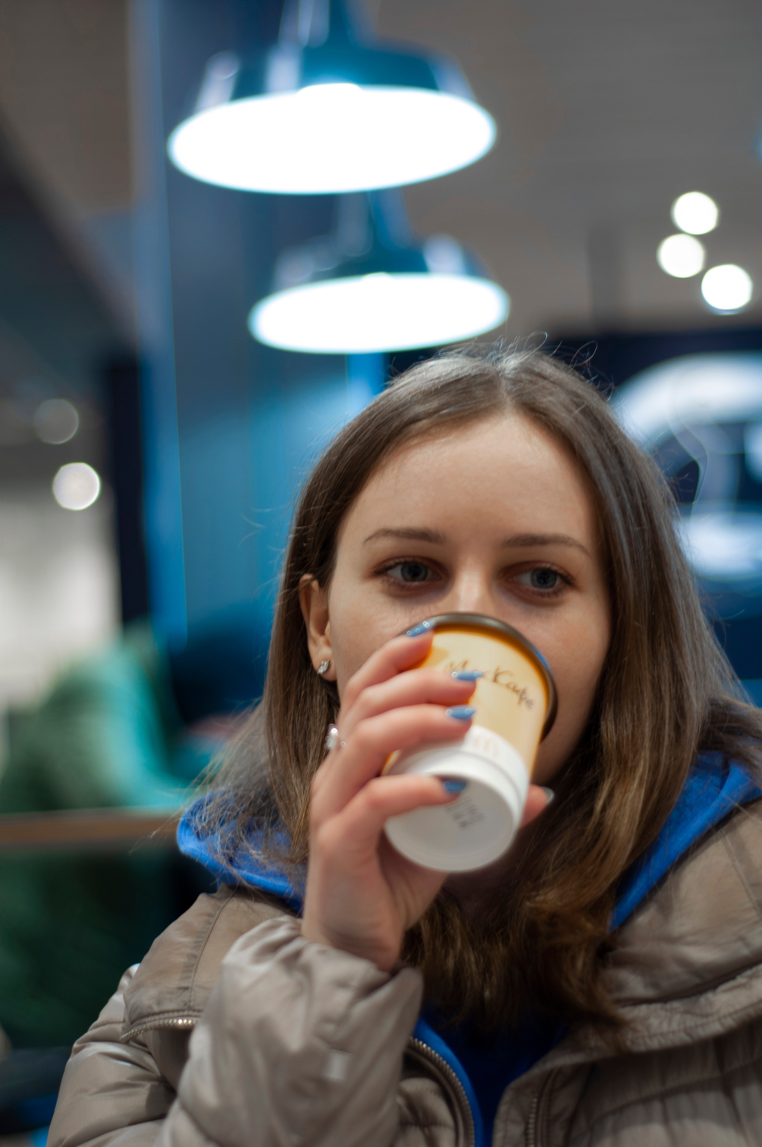 Девушка с кофе в кафе