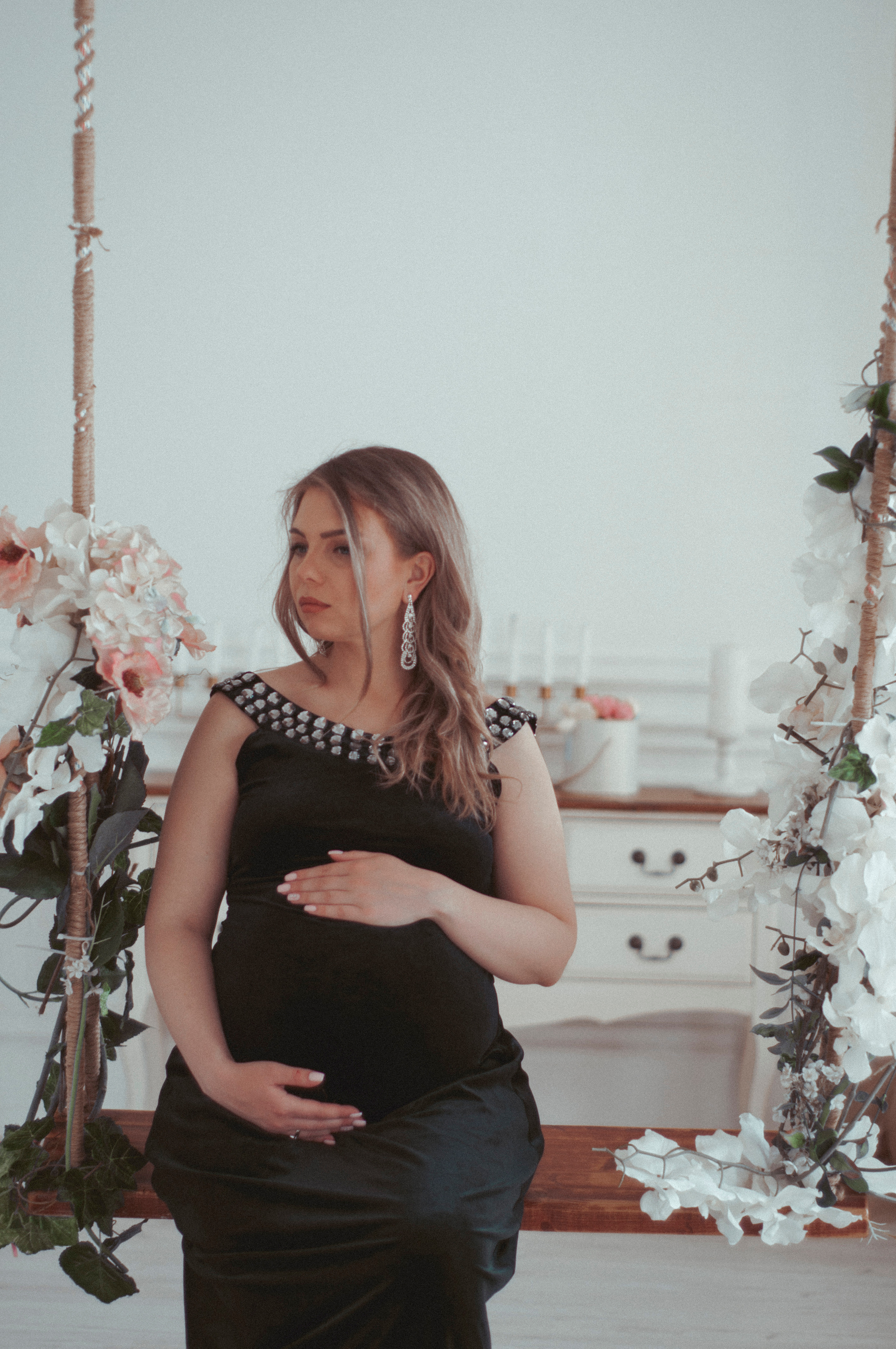 Девушка на качелях в фотостудии